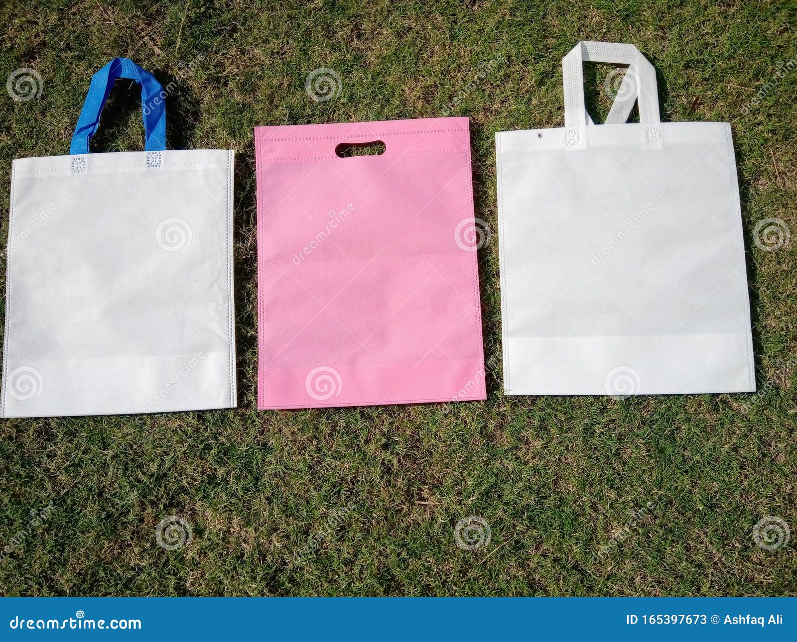 Bolsa De Asa Blanca Con Color Rosa D Cortar Bolsas Ecológicas, Bolsas De  Tela No Tejidas Sobre Césped Imagen de archivo - Imagen de rosa, bucle:  165397673