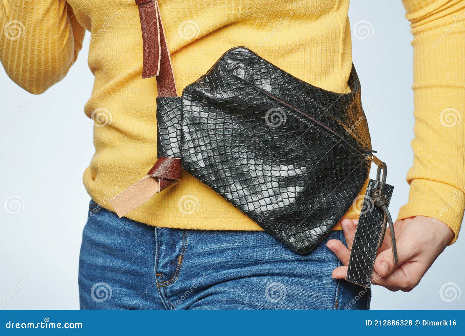 Bolsa De Cuero Negro Sobre La Cintura La Mujer Foto de archivo - Imagen de persona, ocasional: