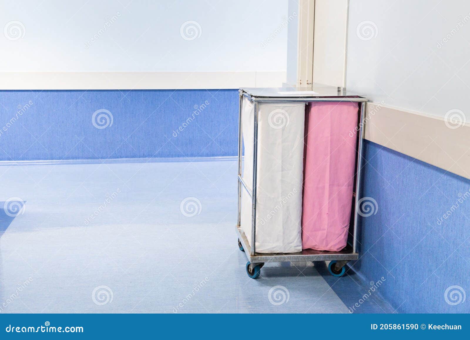 Bolsas De Lavandería Recogen Ropa Sucia Usada De Pacientes En La Sala Del  Hospital Foto de archivo - Imagen de pila, higiene: 205861590