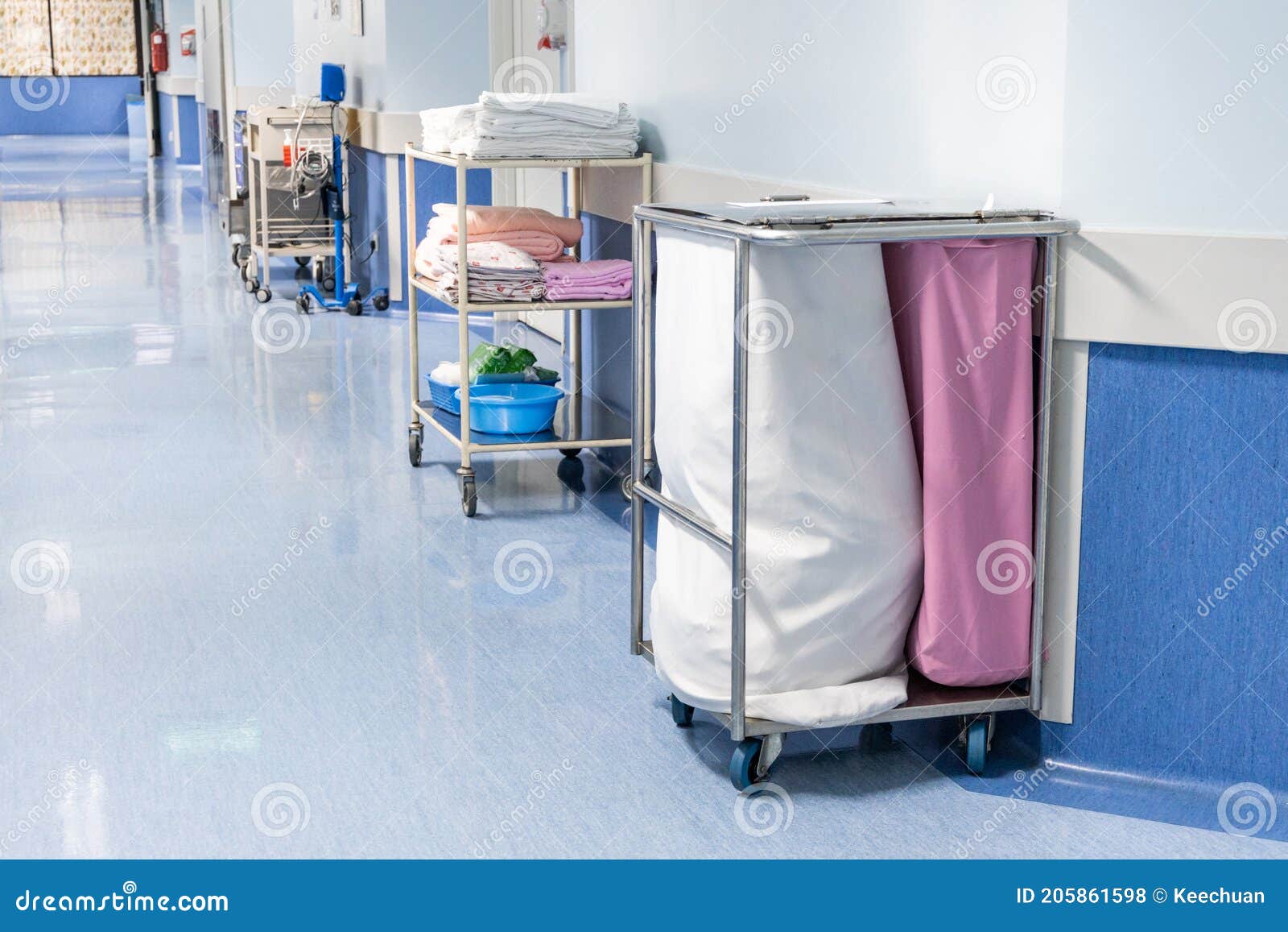 Bolsas De Lavandería Recogen Ropa Sucia Usada De Pacientes En La Sala Del  Hospital Foto de archivo - Imagen de limpio, gérmenes: 205861598