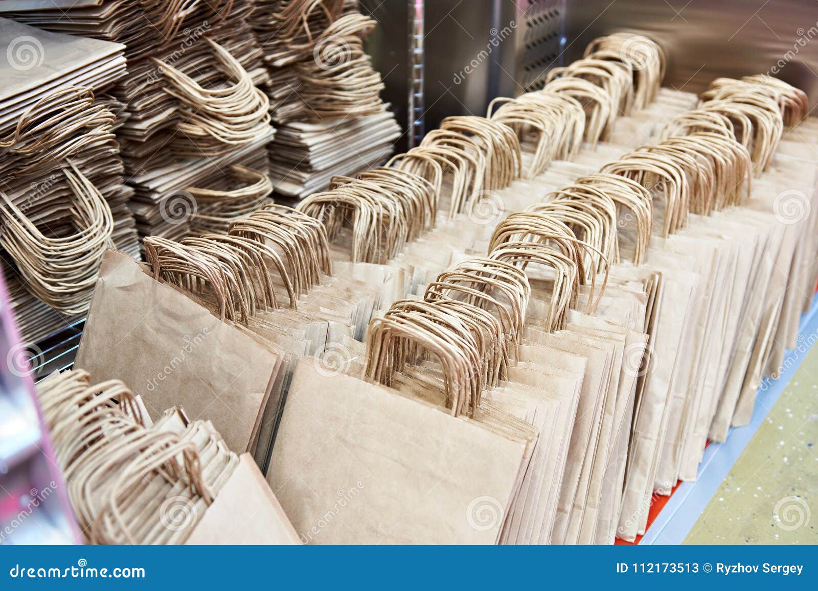 Bolsas De Papel En Tienda Del Almacén Imagen de archivo - Imagen de papel, nadie: