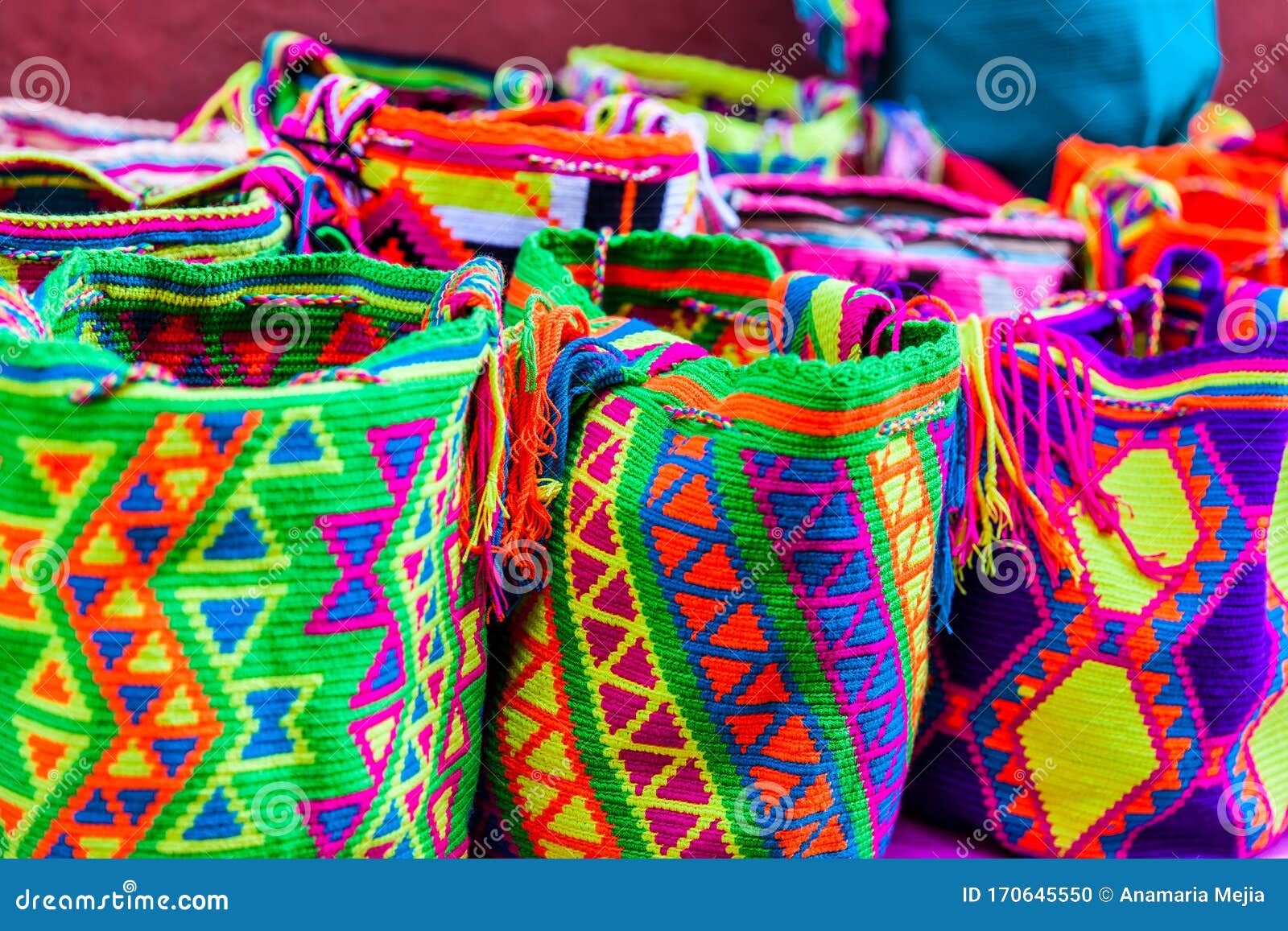 Bolsas Tradicionales Tejidas a Por Mujeres De La Comunidad Wayuu En Llamadas Foto de archivo - Imagen de llamado, tejedor: 170645550