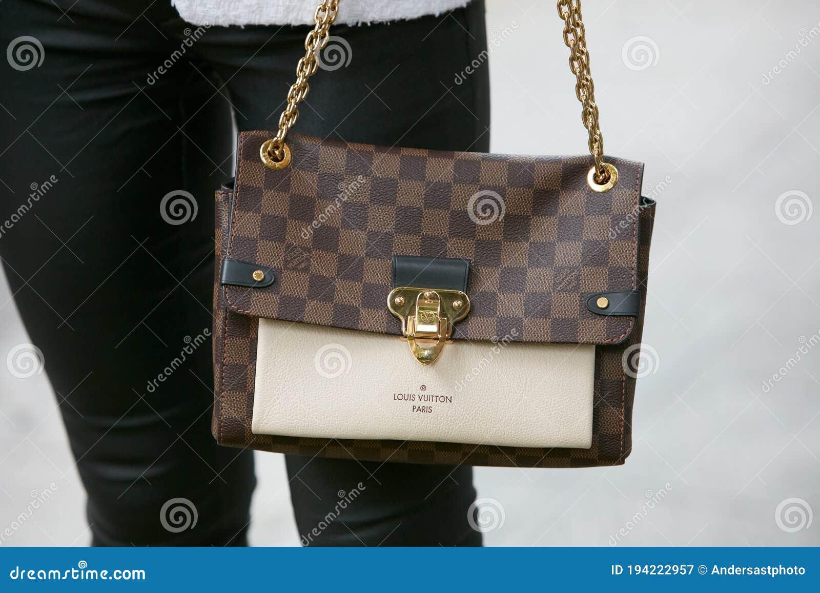 Mujer Con Bolsa Louis Vuitton Con Cadena Dorada Y Chaqueta Blanca
