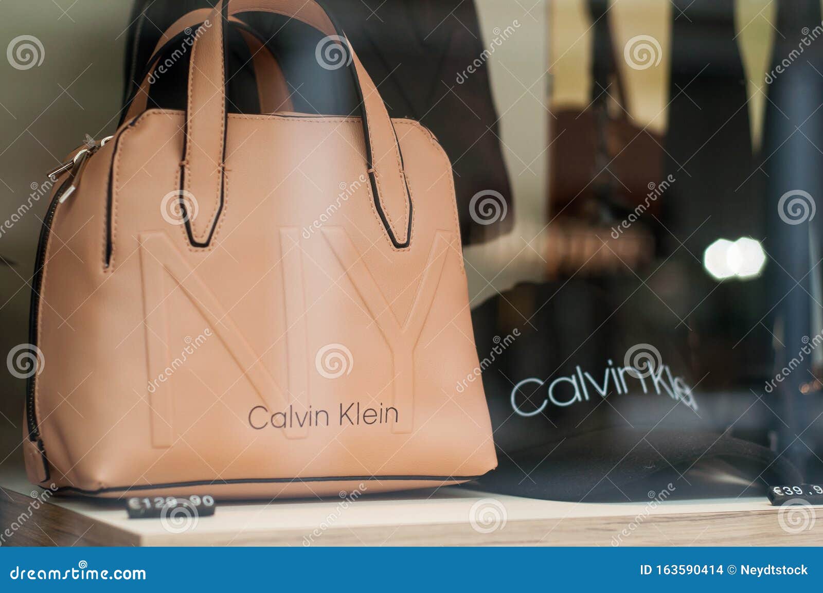 Bolso De Calvin En Una Lujosa Tienda De Moda Imagen de editorial - Imagen de mercado, cuero: 163590414