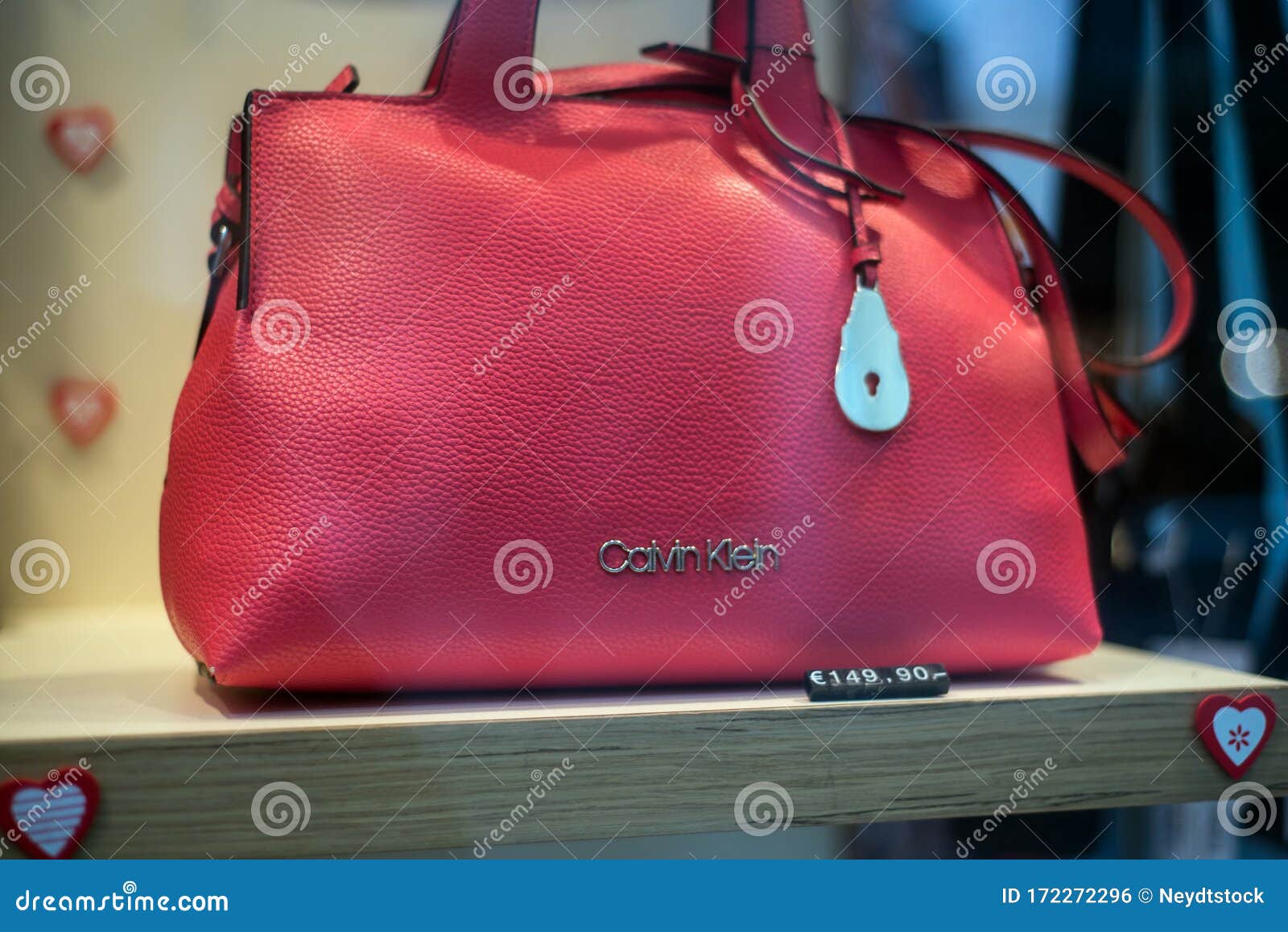 Bolso De Cuero Rojo De Calvin Klein En Lujosa Tienda Moda Foto editorial - Imagen de negocios, fashionable: 172272296