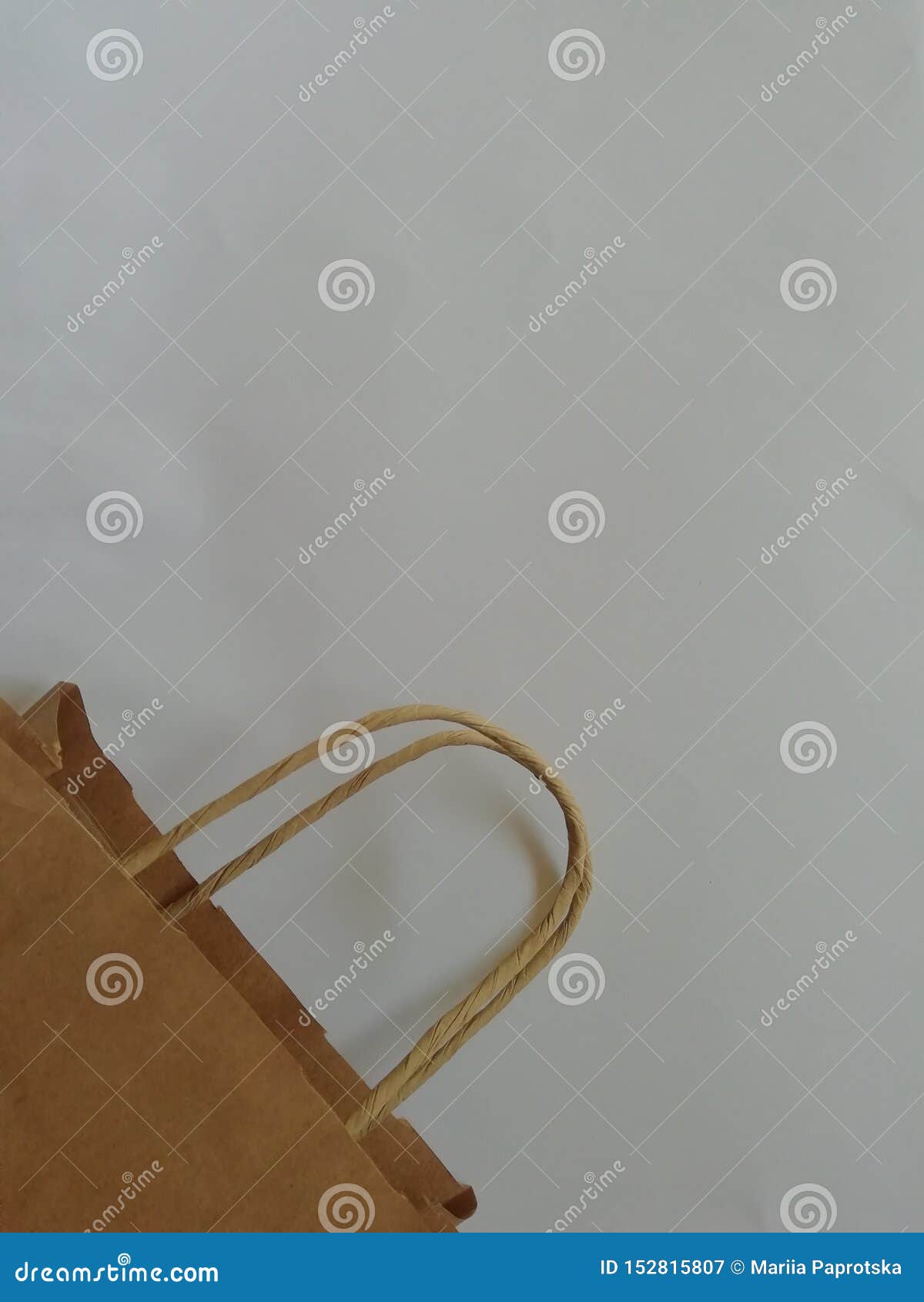 Bolso de papel del eco de las compras con la maneta aislada sobre el fondo blanco Spase de la copia para el diseño