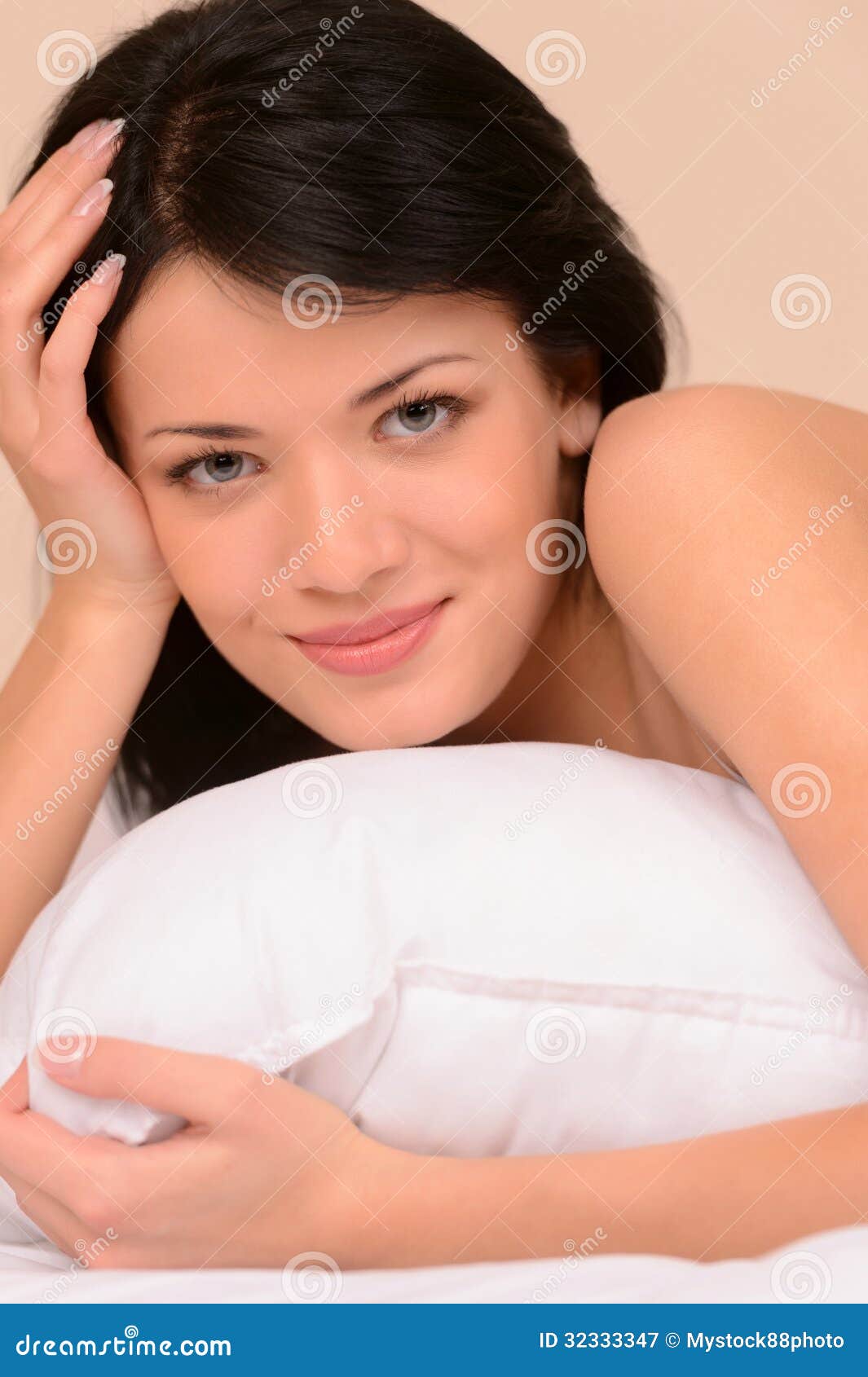 Bom Dia! Close-up Da Jovem Mulher Bonita Que Encontra-se No Sof Imagem de Stock - Imagem de anos, cabelo: 32333347 Bom Dia! Close-up Da Jovem Mulher Bonita Que Encontra-se No Sof Imagem de Stock - Imagem de anos, cabelo: 32333347