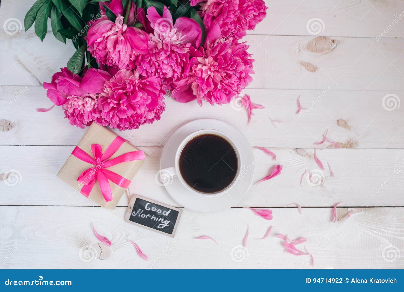 Bom Dia Cor-de-rosa Das Flores, Da Caixa De Presente, Da Xícara De Café E Das Notas Da Peônia Na Tabela Rústica Branca De Cima De Foto de Stock - Imagem de vazio, Bom Dia Cor-de-rosa Das Flores, Da Caixa De Presente, Da Xícara De Café E Das Notas Da Peônia Na Tabela Rústica Branca De Cima De Foto de Stock - Imagem de vazio,
