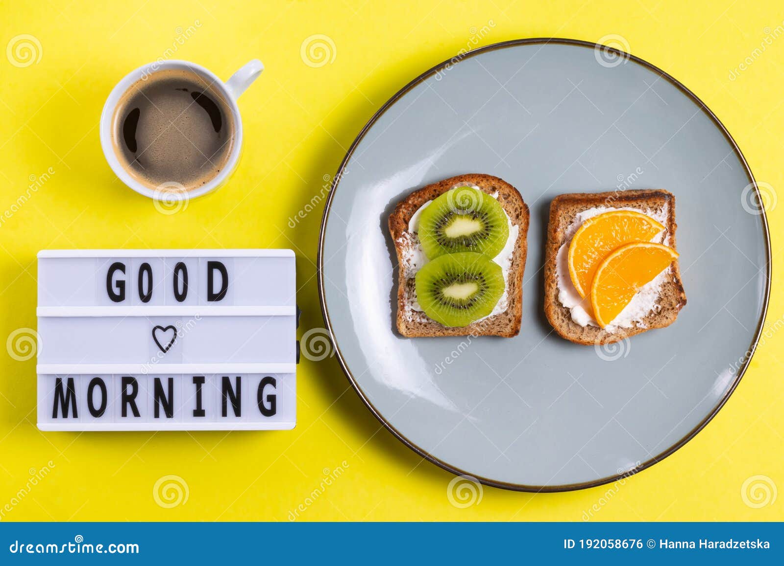 Bom Dia De Cartazes Com Café Expresso E Prato De Sanduíches De Fruta Com Queijo Creme Foto de Stock - Imagem de prato, muesli: 192058676 Bom Dia De Cartazes Com Café Expresso E Prato De Sanduíches De Fruta Com Queijo Creme Foto de Stock - Imagem de prato, muesli: 192058676