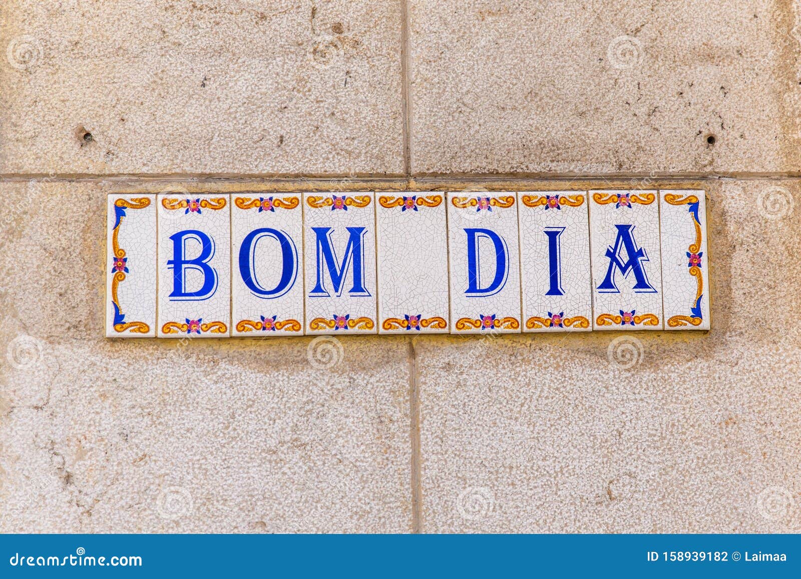 Bom Dia Good Morning Fliesen Oder Azulejo Auf Einem Gebäude in Lissabon  Stockfoto - Bild von wort, portugiesisch: 158939182
