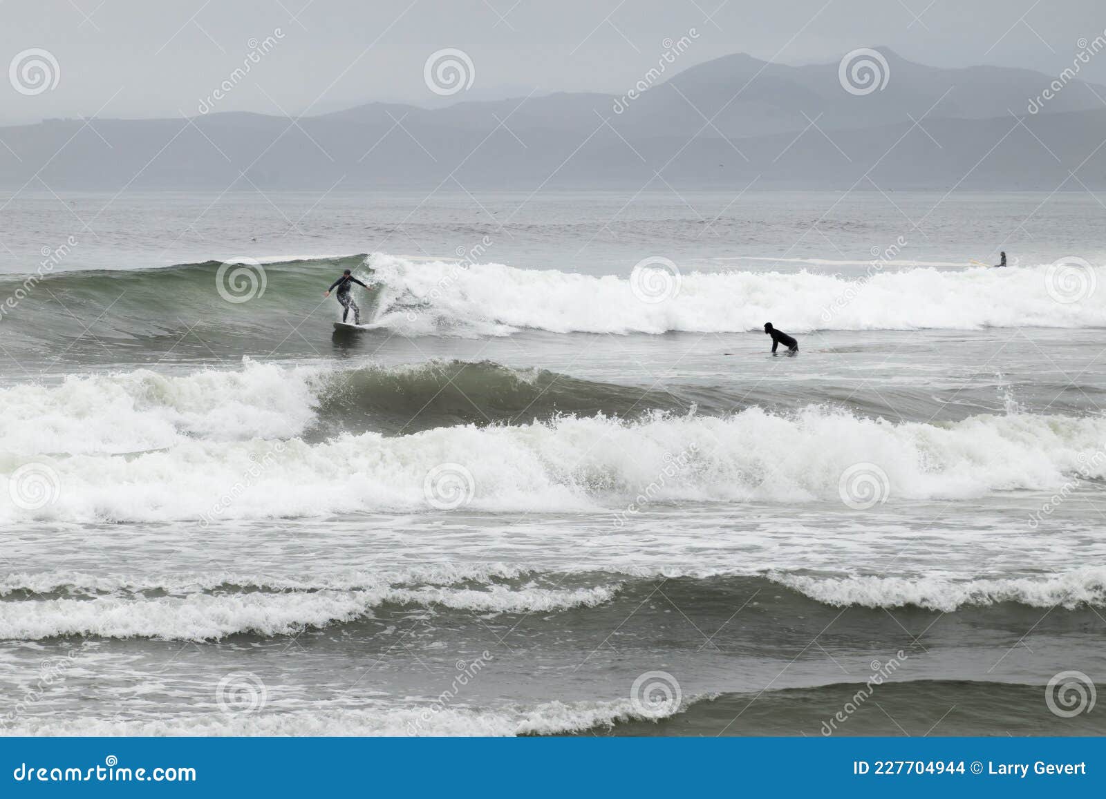 Bom Dia Para Surfar Na Morro Rock Beach California Foto de Stock - Imagem  de central, costa: 227704944