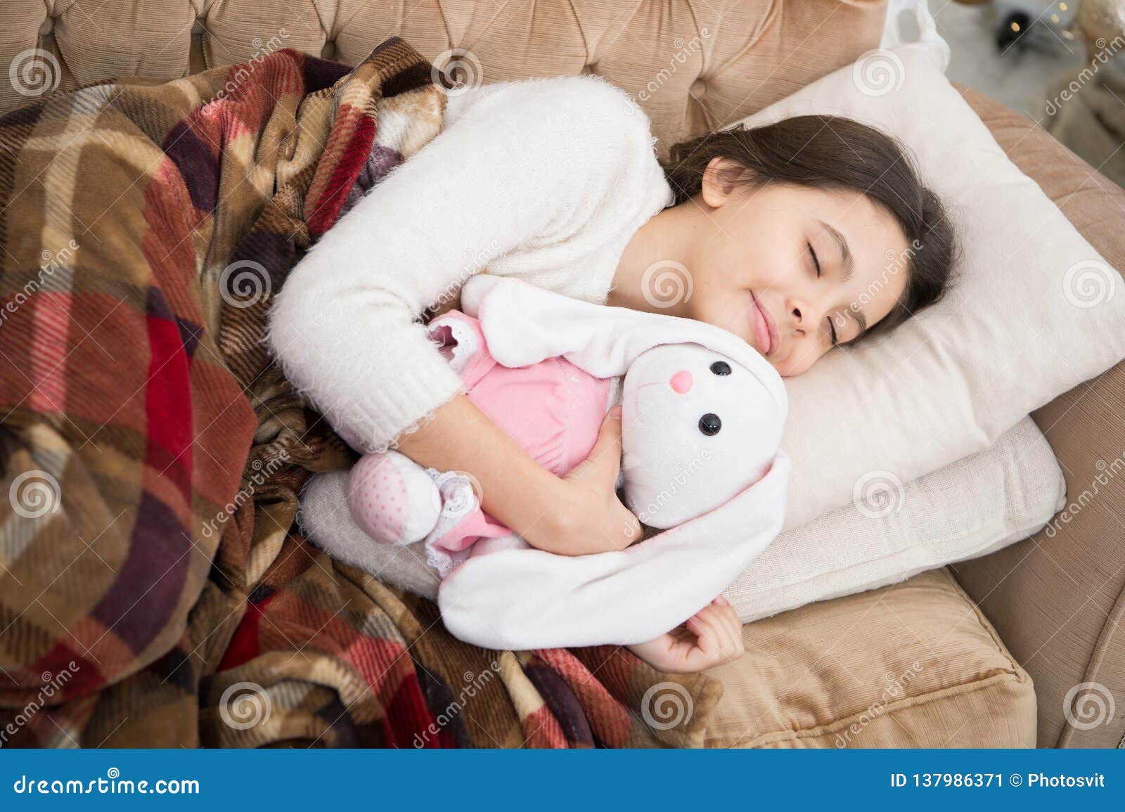 Bom Dia Puericultura Família E Amor O Dia Das Crianças Sono Feliz Da Menina Na Cama Criança Pequena Da Menina Sonhos Doces Imagem de Stock - Imagem de preteias, crescimento: 137986371 Bom Dia Puericultura Família E Amor O Dia Das Crianças Sono Feliz Da Menina Na Cama Criança Pequena Da Menina Sonhos Doces Imagem de Stock - Imagem de preteias, crescimento: 137986371