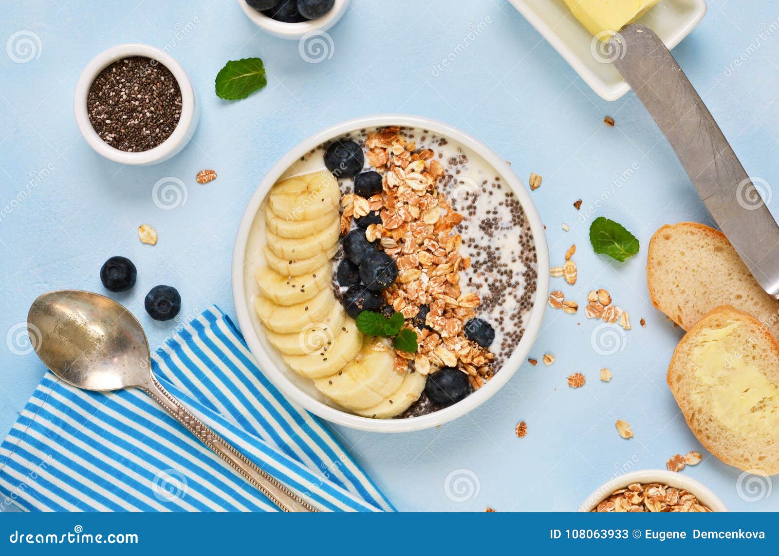 Bom Dia! Um Café Da Manhã Claro Do Iogurte E Do Granola Imagem de Stock - Imagem de azul, baga: 108063933 Bom Dia! Um Café Da Manhã Claro Do Iogurte E Do Granola Imagem de Stock - Imagem de azul, baga: 108063933