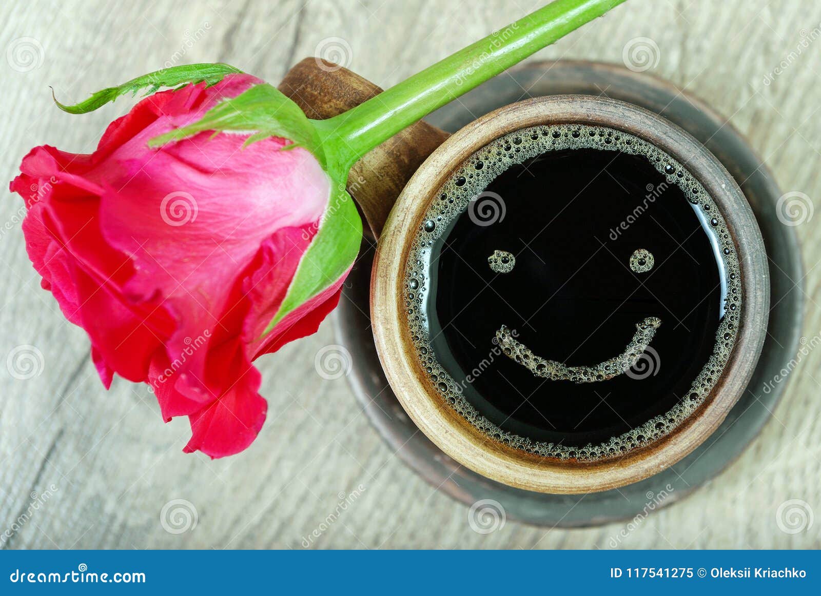 Bom Dia Uma Xícara De Café E Uma Rosa Vermelha Em Uma Tabela De Madeira  Sorriso De Um Dia Feliz Imagem de Stock - Imagem de fundo, preto: 117541275
