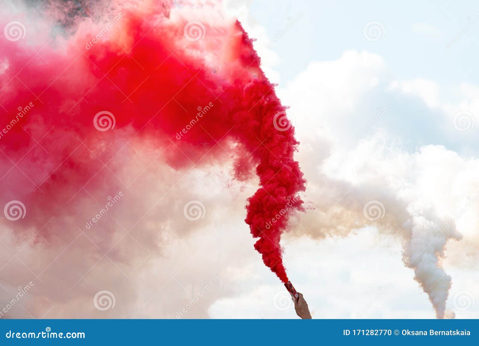 Bomba De Humo En La Mano Contra El Cielo Foto de archivo - Imagen de  vacaciones, humo: 171282770