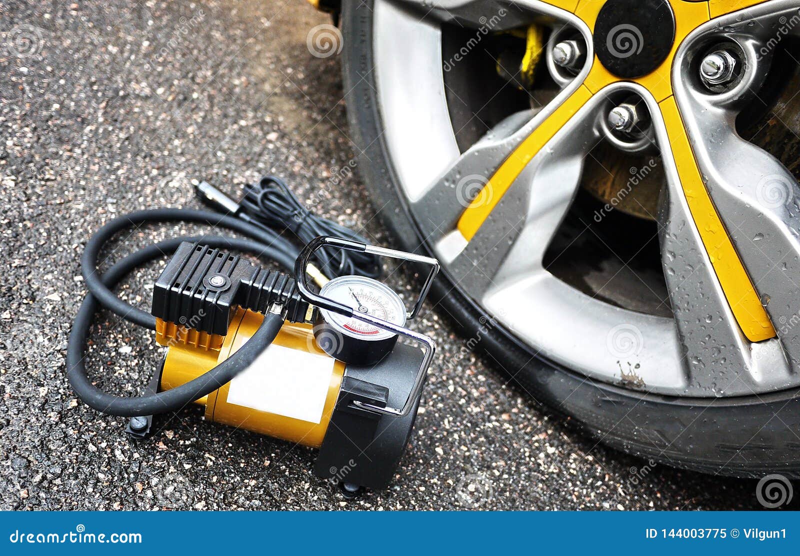 Bomba Del Coche El Compresor Automático Del Coche Le Ayudará a Bombear El  Aire No Sólo En Las Ruedas De Su Coche, Pero También a Imagen de archivo -  Imagen de caucho