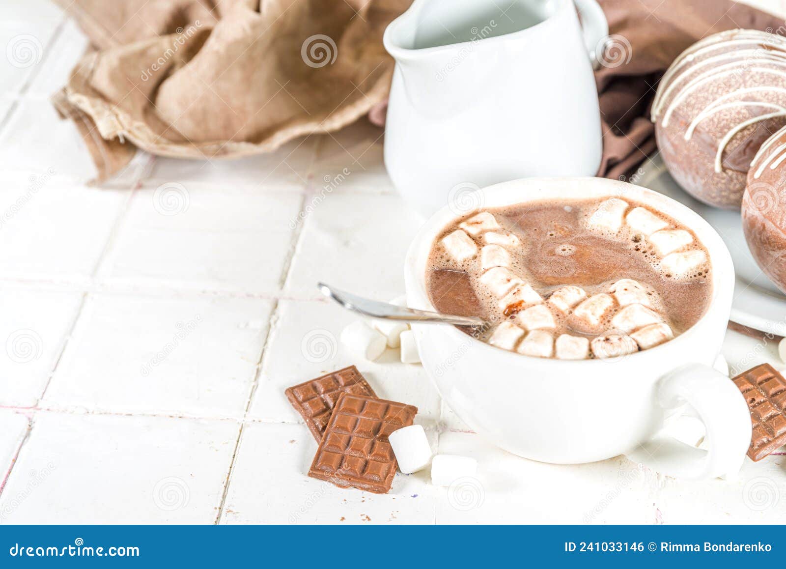 Bombe au chocolat chaud photo stock. Image du effectuer - 241033146