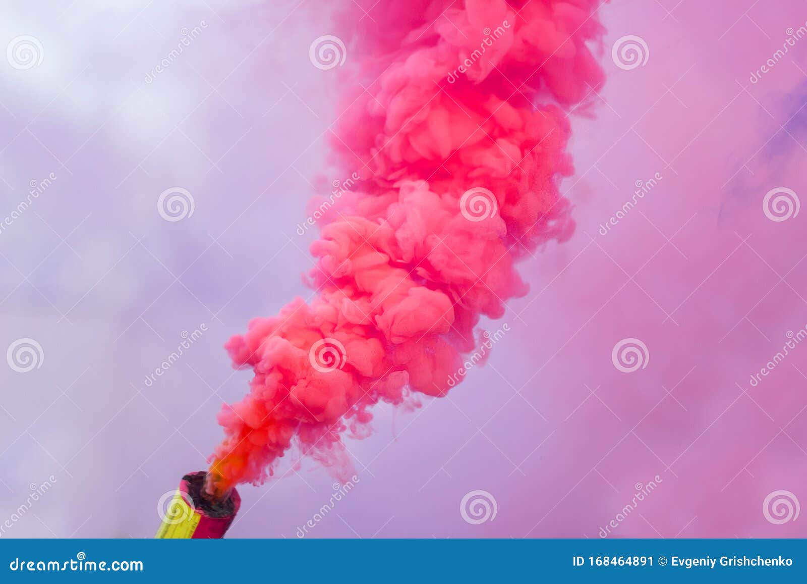 Femme couverte d'une bombe fumigène rose photo – Photo Rouge