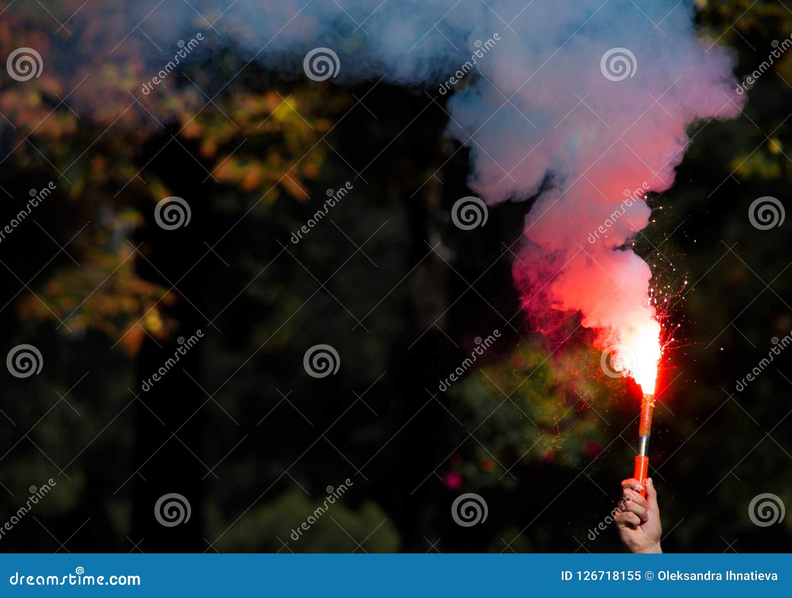 Bombe Fumigène Rouge Dans Une Main Image Stock - Image Du Liberté, Type:  126718155