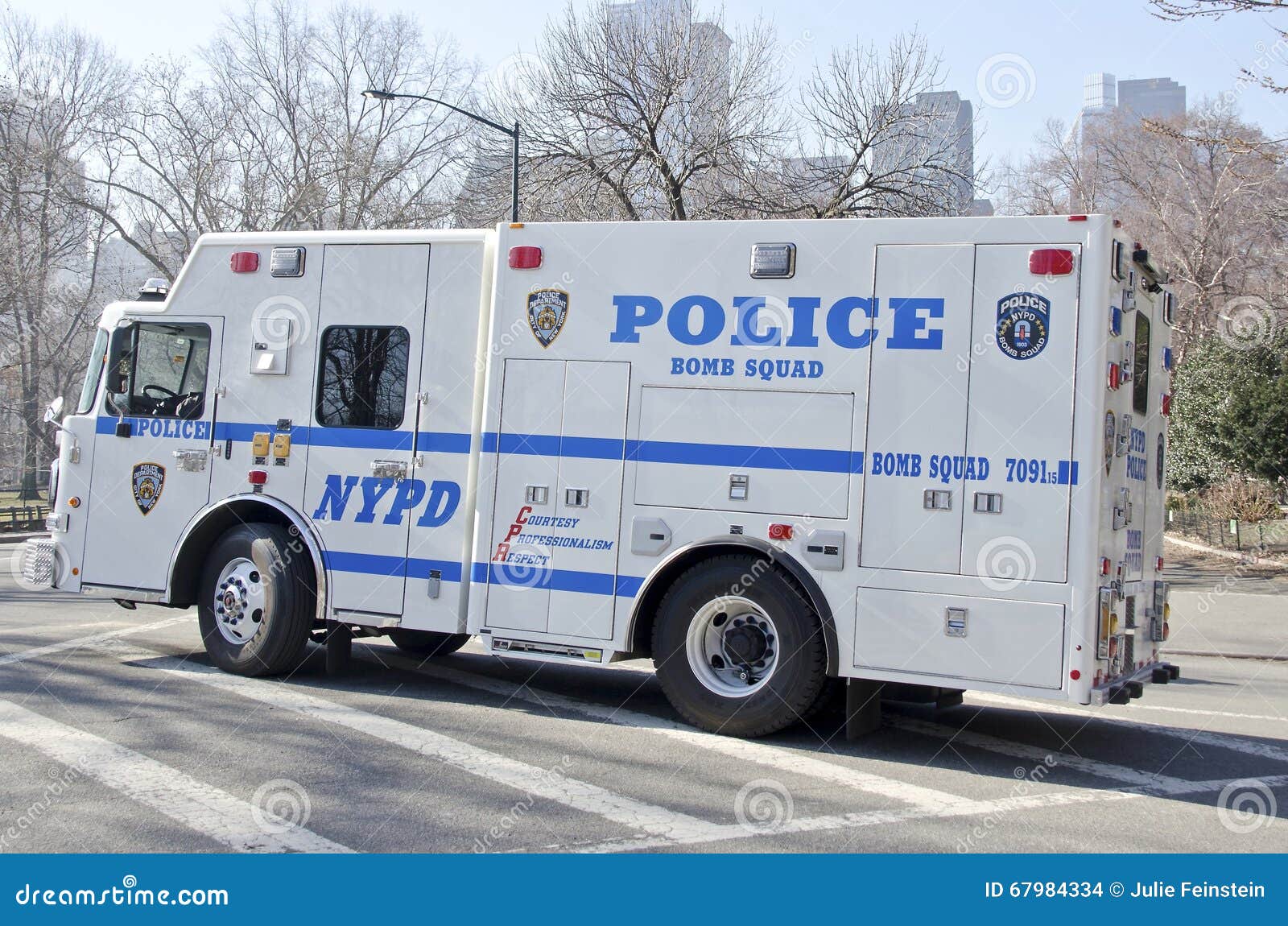 Ein New- York Citypolizeidienststellebombengeschwader-LKW auf der Uhr im Central Park