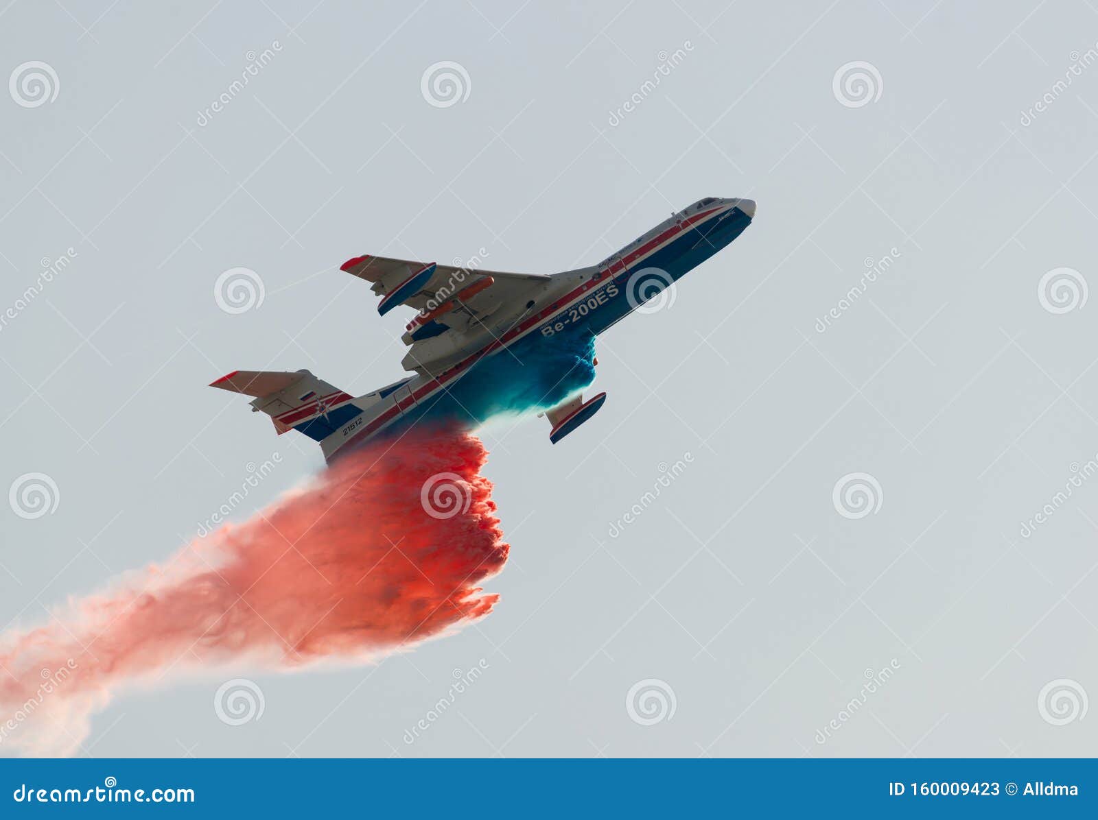 Bomberos aÃ©reos volando arrojan agua sobre el fuego para un vuelo de demostraciÃ³n en Zhukovsky durante el programa aÃ©reo MAKS-2019
