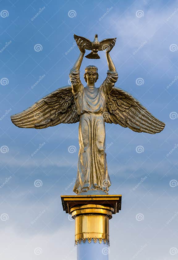 Bon Ange De Sculpture Du Monde. La Statue Du Bon Ange Portant Une Colombe Dans Les Mains D'un 