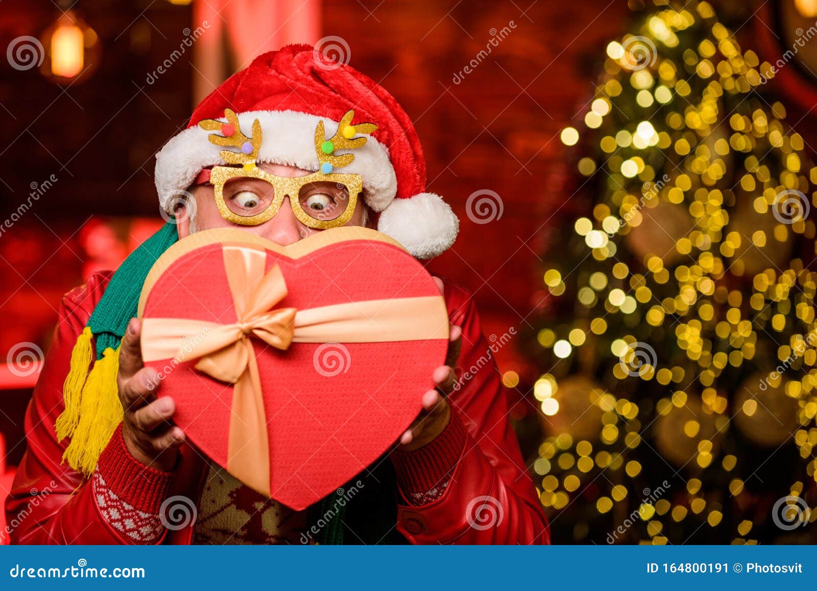 Bondade E Generosidade Dando Presente Serviço De Entrega Loja De Presentes Homem, Pai Natal Sênior - Caixa De Presentes Ideias De Imagem de Stock - Imagem de natal, caridade: 164800191 Bondade E Generosidade Dando Presente Serviço De Entrega Loja De Presentes Homem, Pai Natal Sênior - Caixa De Presentes Ideias De Imagem de Stock - Imagem de natal, caridade: 164800191