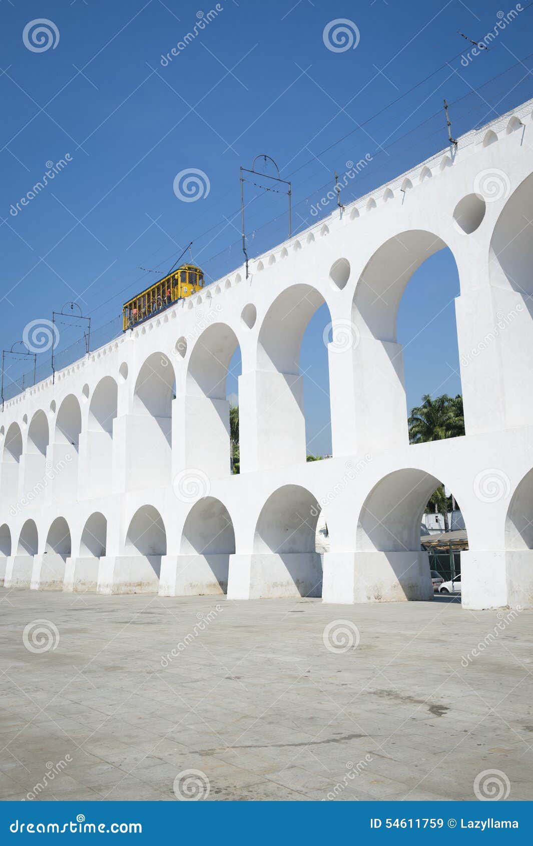 bonde tram train at arcos da lapa arches rio de janeiro brazil