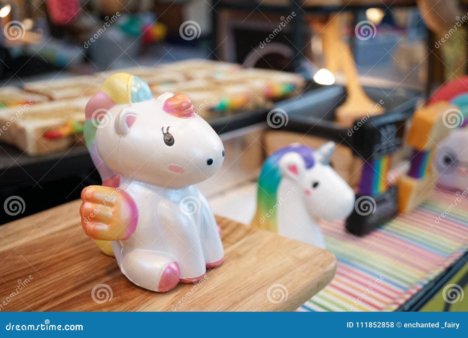Boneca Bonito Do Unicórnio Na Exposição Um Pegasus Com Juba Do Arco-íris é Senta-se Foto de Stock - Imagem de pegasus, íris: 111852858