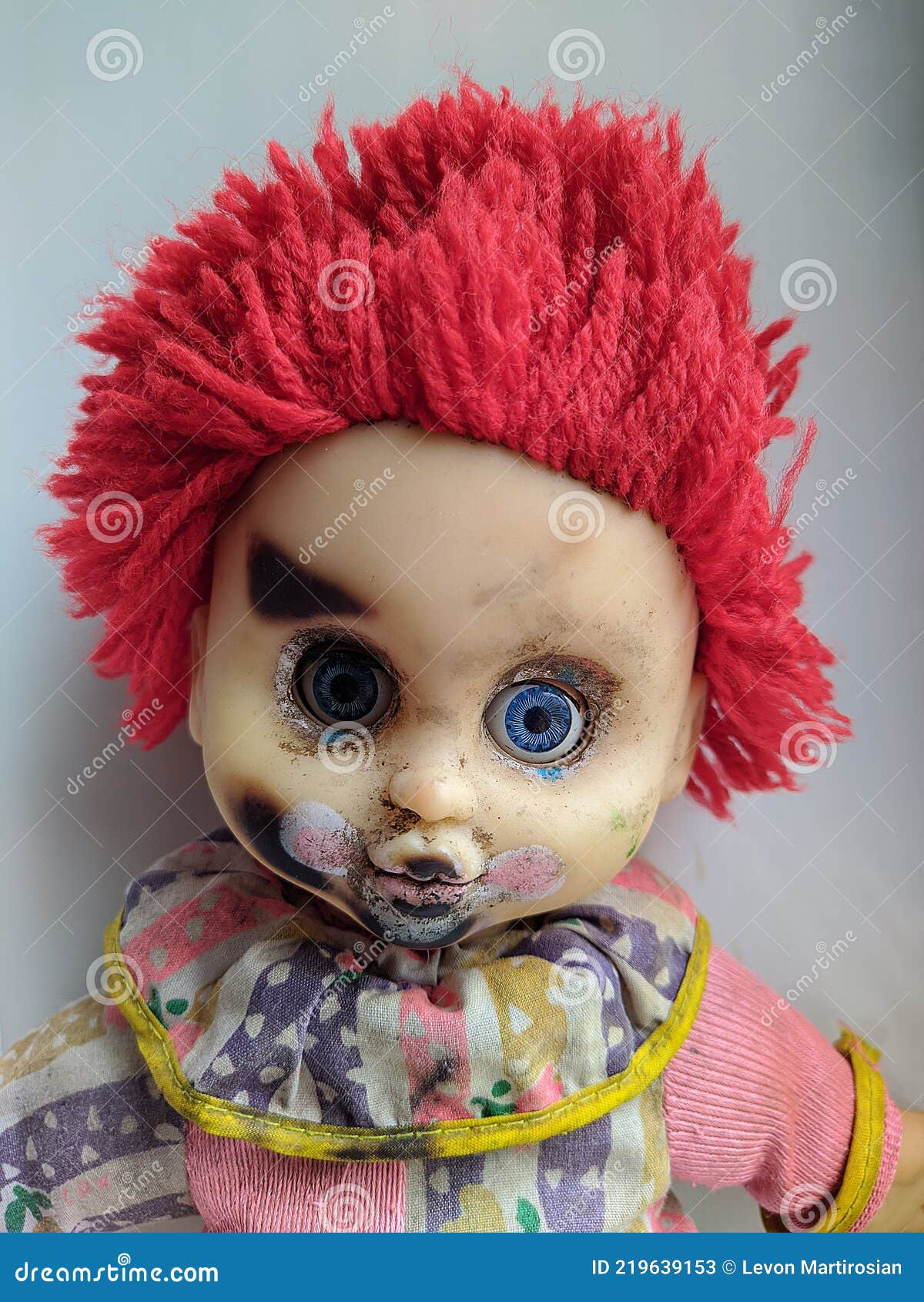 Boneca de maquiagem moderna rosto retrato brinquedo menina de cabelo  vermelho deitada em fundo verde