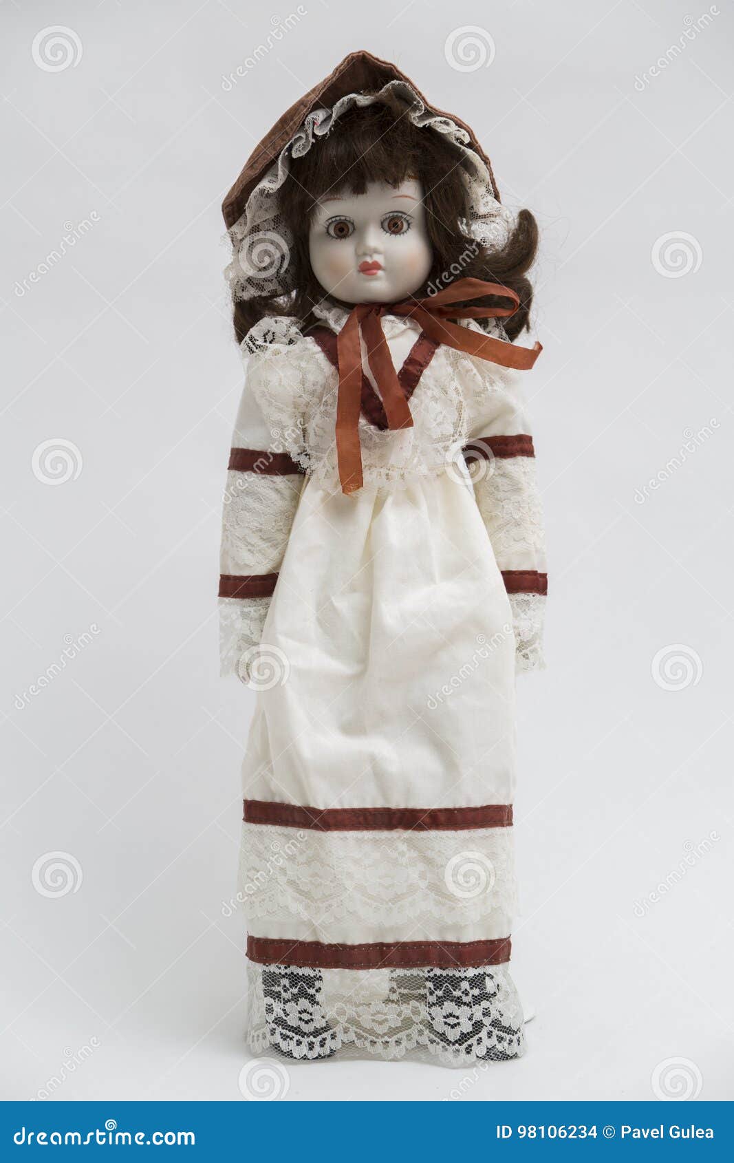 Boneca de Porcelana com Roupa de Crochê - Marrom e Branco