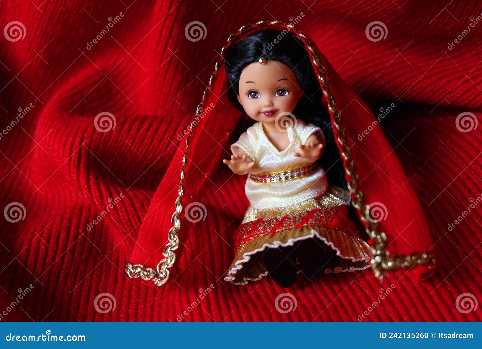 Bonecas barbie em vestidos tradicionais de índios afro-americanos
