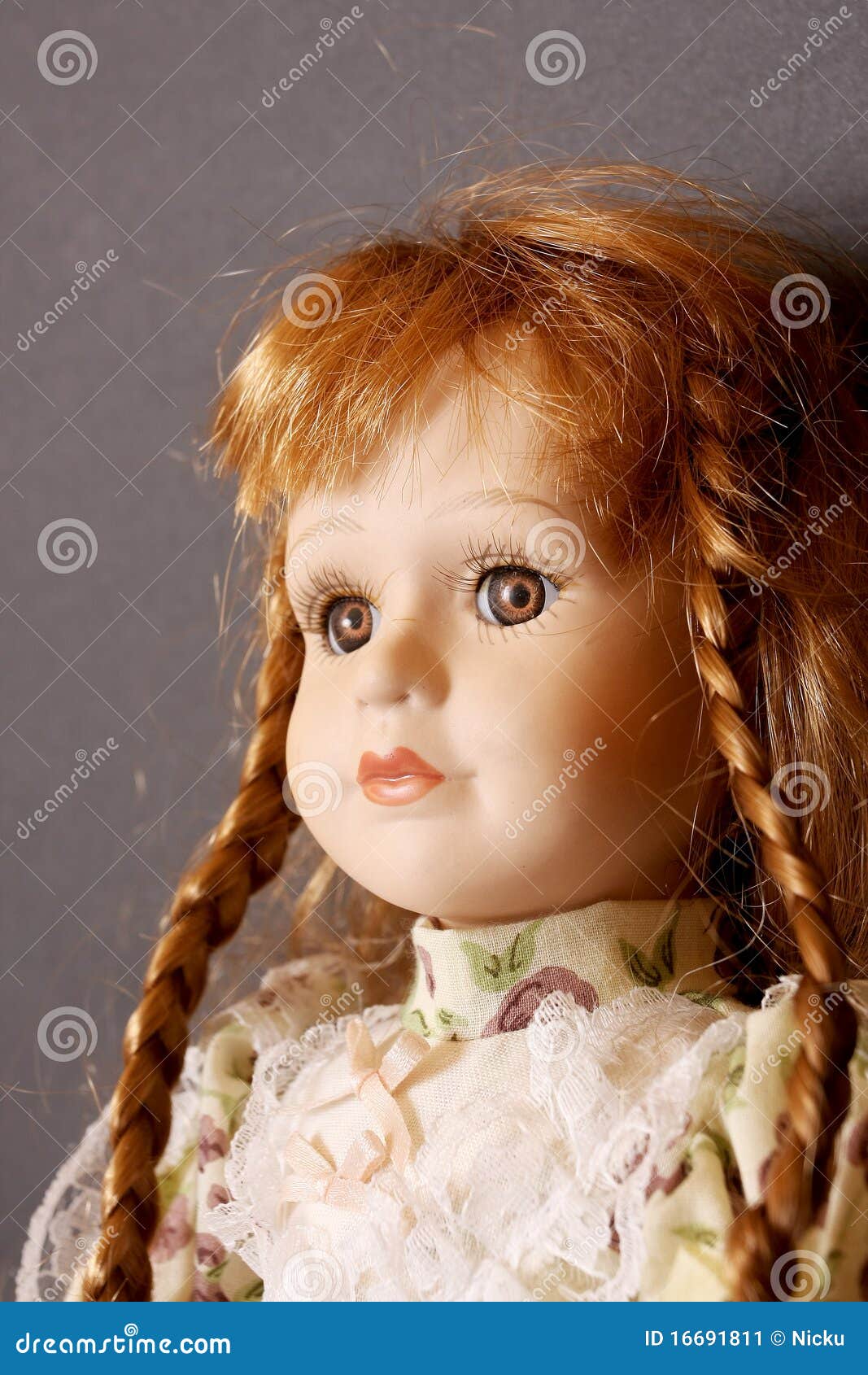 Boneca de porcelana antiga imagem de stock. Imagem de cena - 16691811, image size:1067x1690