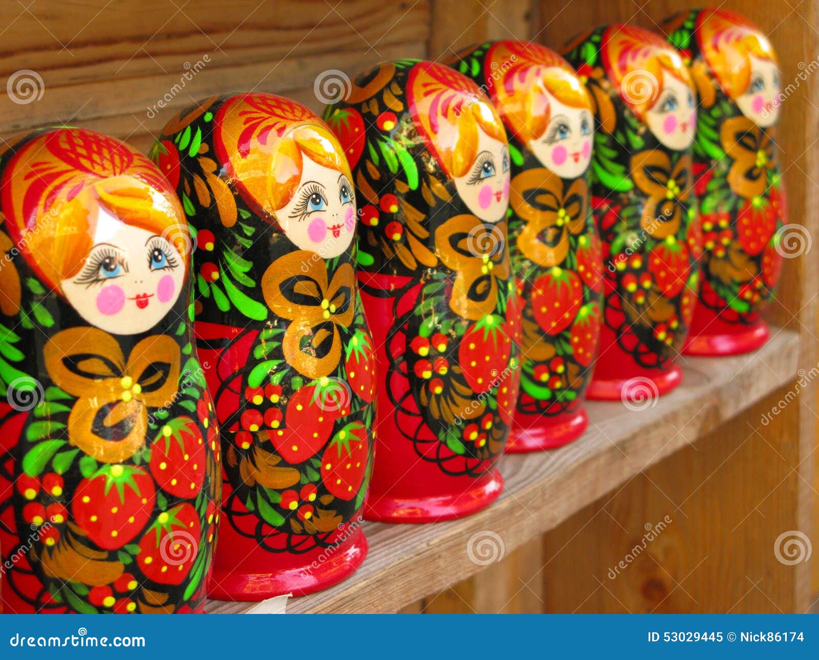 Bonecas do matryoshka do russo. Uma linha de bonecas de Matryoshka na exposição em um mercado do russo