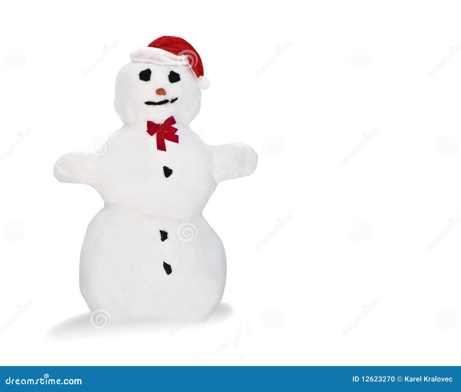 Bonhomme de neige heureux d'isolement (neige réelle) avec le chapeau de Santa sur le fond blanc