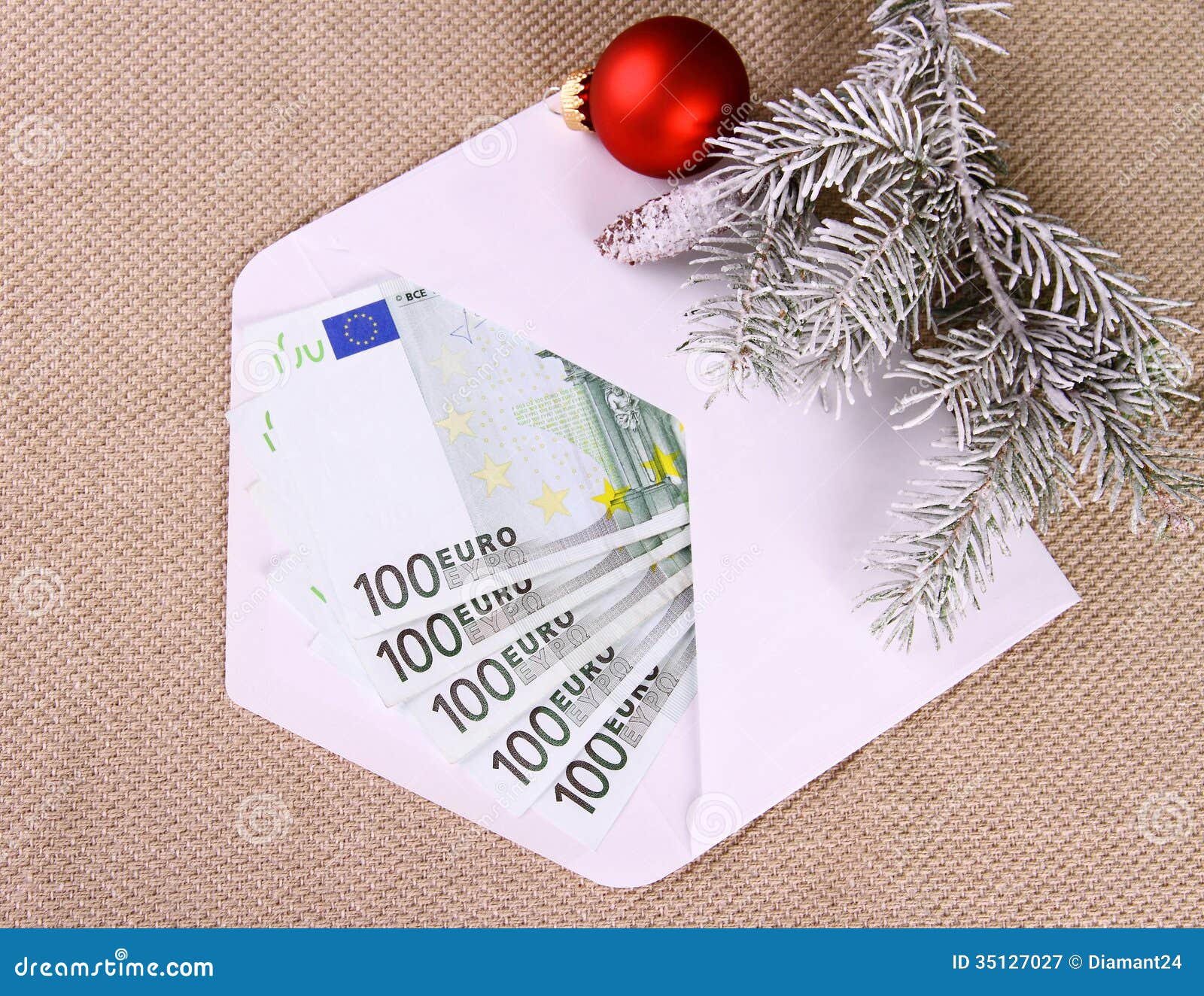 Bonification De Noël En Tant Qu'argent De L'euro Cinq Cents Dans L