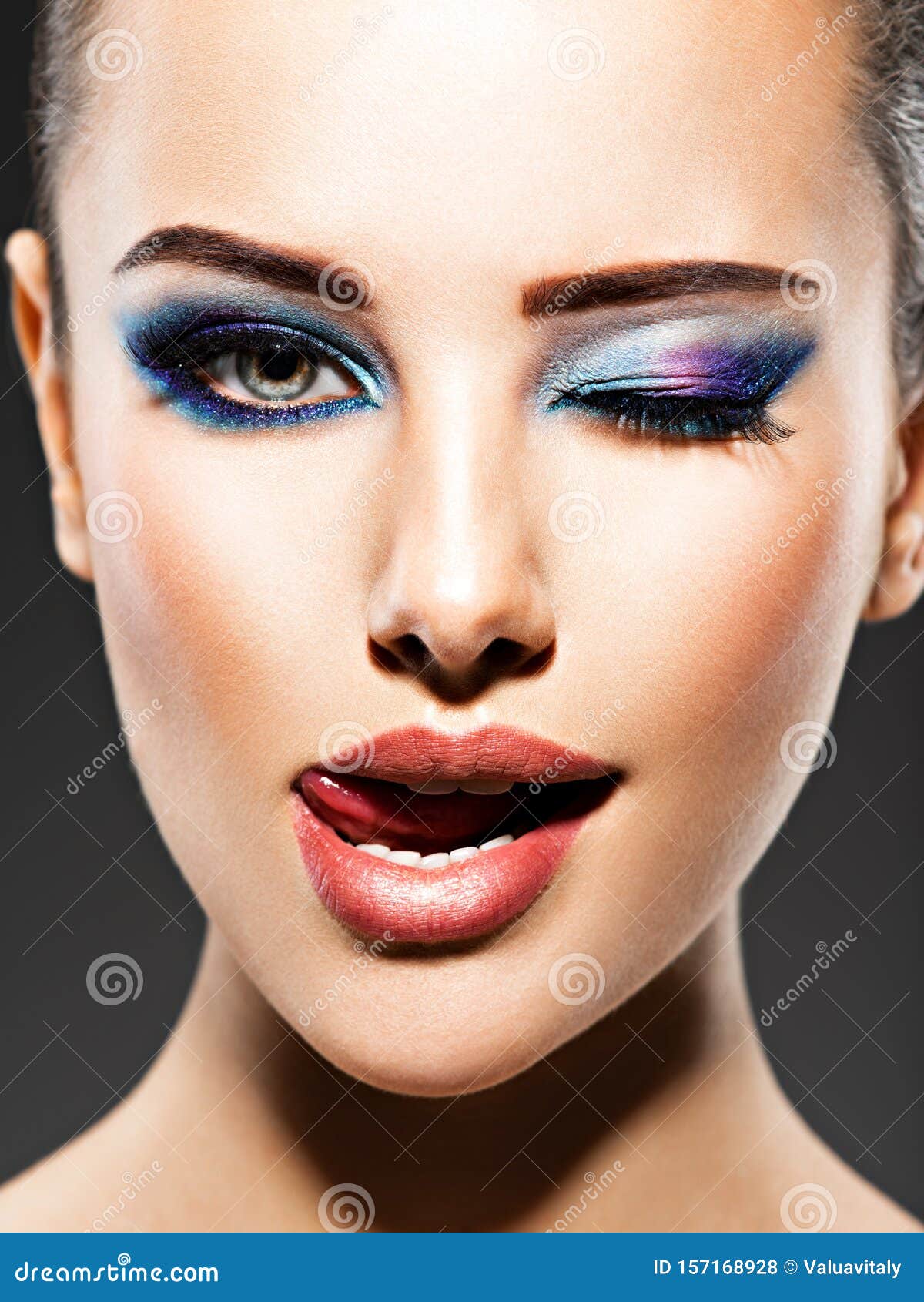 Bonita Face De Uma Jovem Com a Maquiagem Azul Dos Olhos Foto de