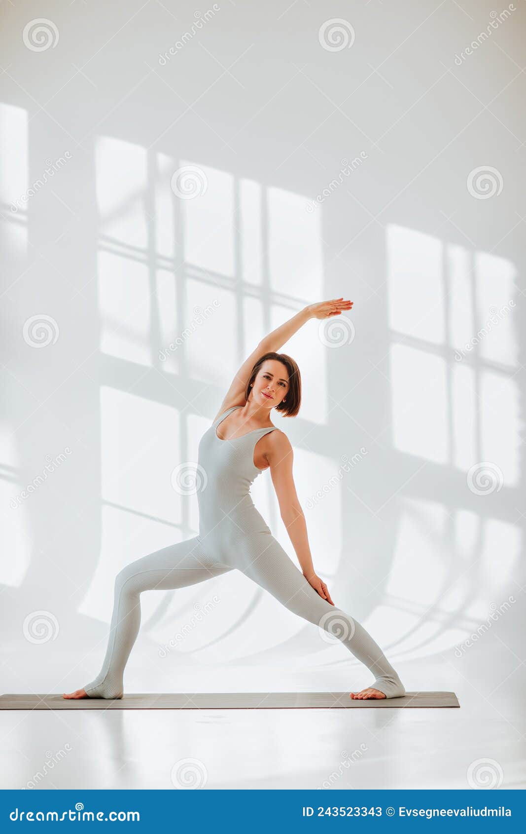 Bonita Joven Con Ropa De Cuerpo Apretado Haciendo Yoga En La Habitación  Blanca Con Luz Solar Imagen de archivo - Imagen de ejercicio, femenino:  243523343