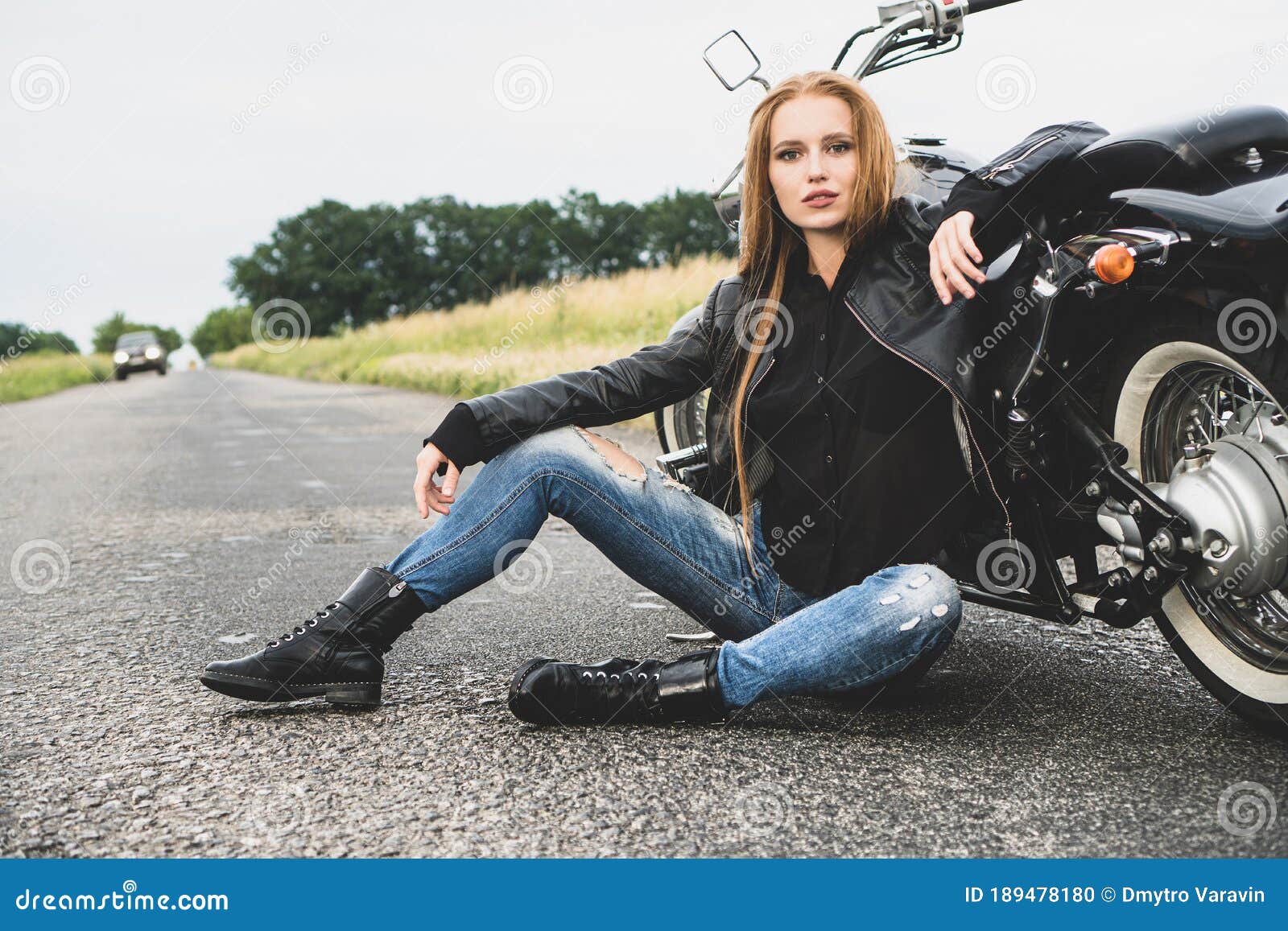 Moda Salvaje de ahora en adelante Bonita Moto De Chicas Sentada Cerca De Su Motocicleta En La Carretera  Asfaltada Foto de archivo - Imagen de lifestyle, persona: 189478180