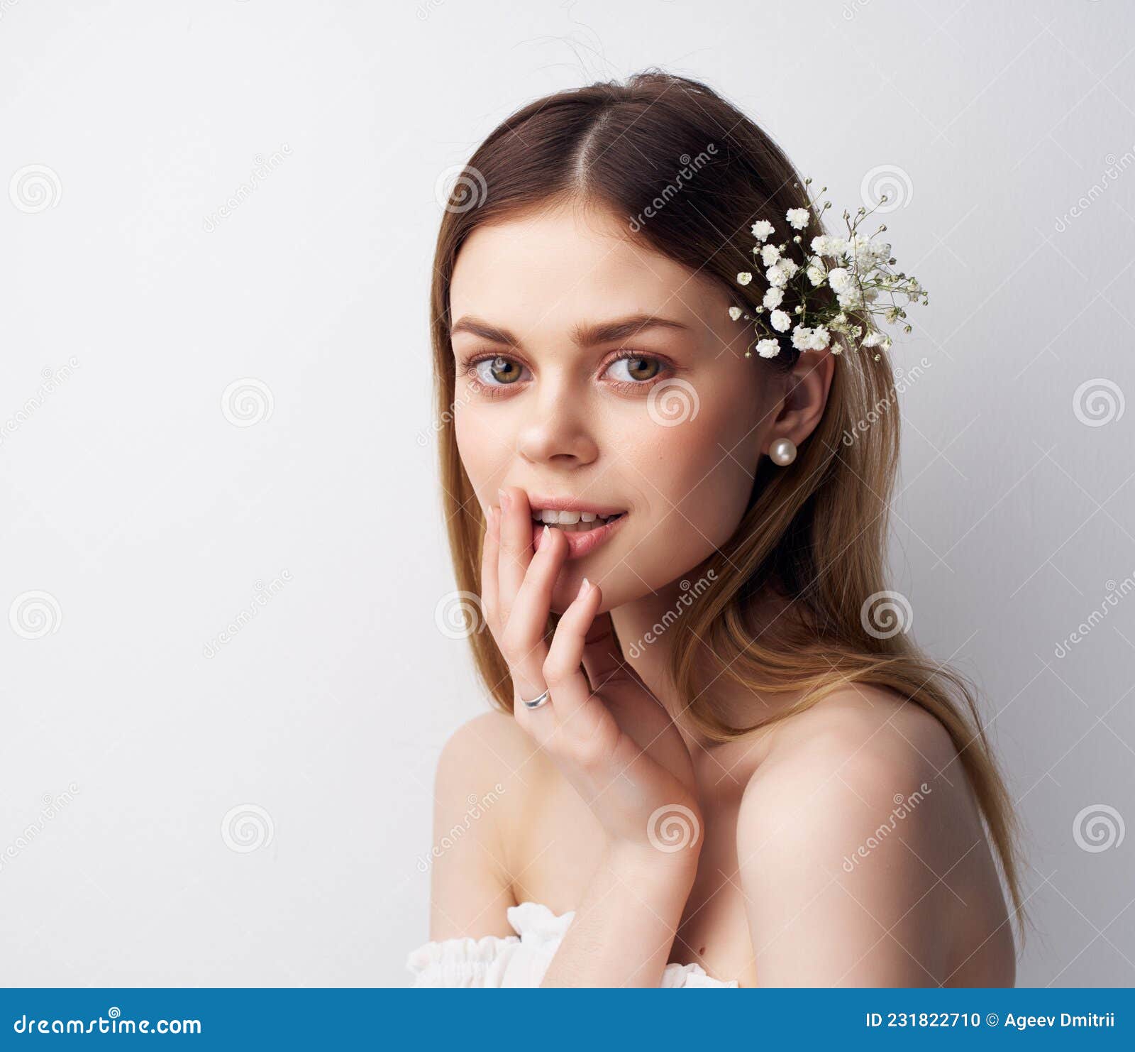 preocupación Por encima de la cabeza y el hombro Escarchado Bonita Mujer Atractiva Apariencia Flores En Decoraciones De Cabello Foto de archivo - Imagen de sano, salud: 231822710 preocupación Por encima de la cabeza y el hombro Escarchado Bonita Mujer Atractiva Apariencia Flores En Decoraciones De Cabello Foto de archivo - Imagen de sano, salud: 231822710