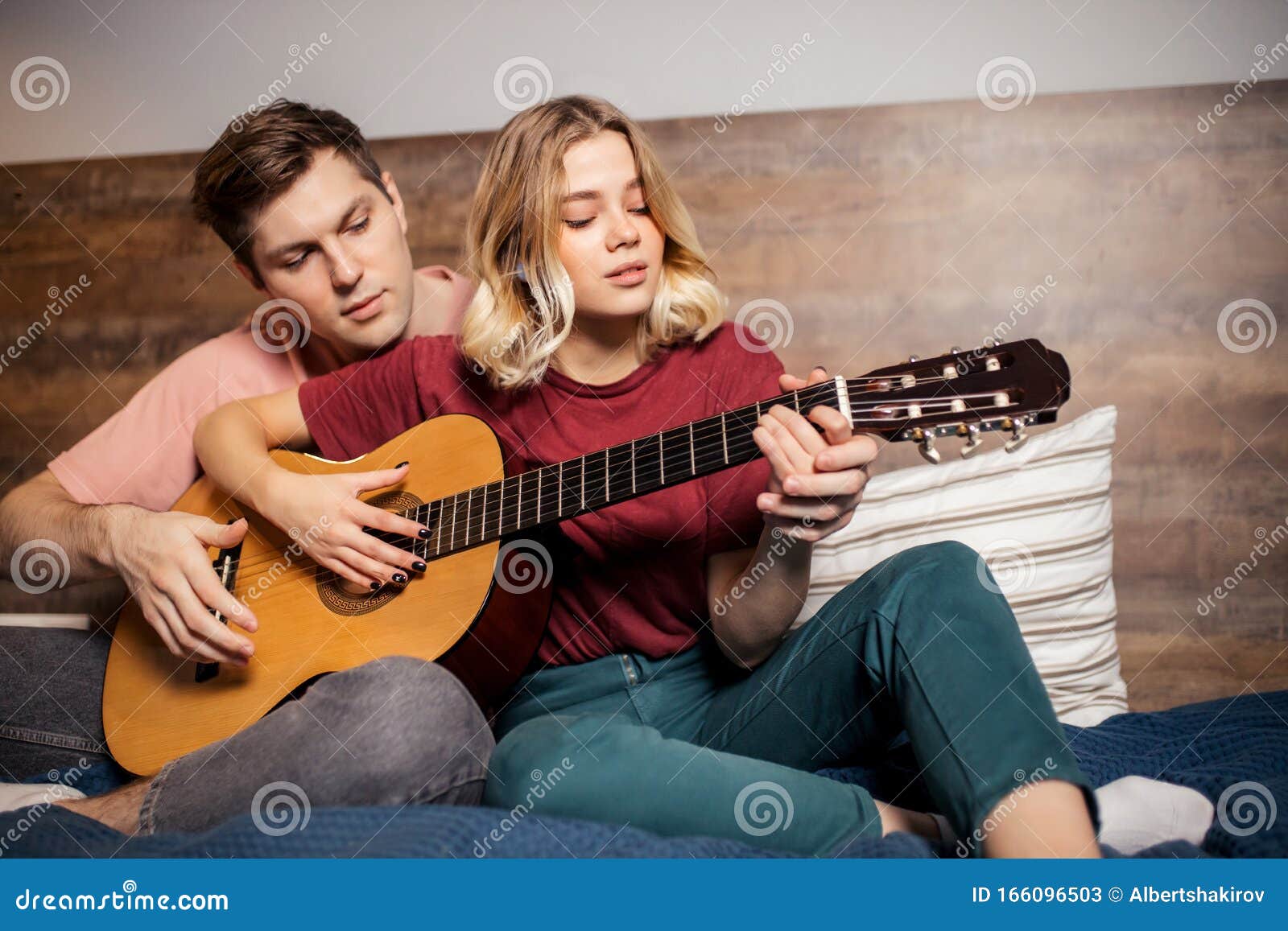 https://thumbs.dreamstime.com/z/bonita-pareja-descansando-en-casa-y-tocando-guitarra-joven-novio-ense%C3%B1ando-su-novia-tocar-la-encantadora-usando-ropa-informal-166096503.jpg