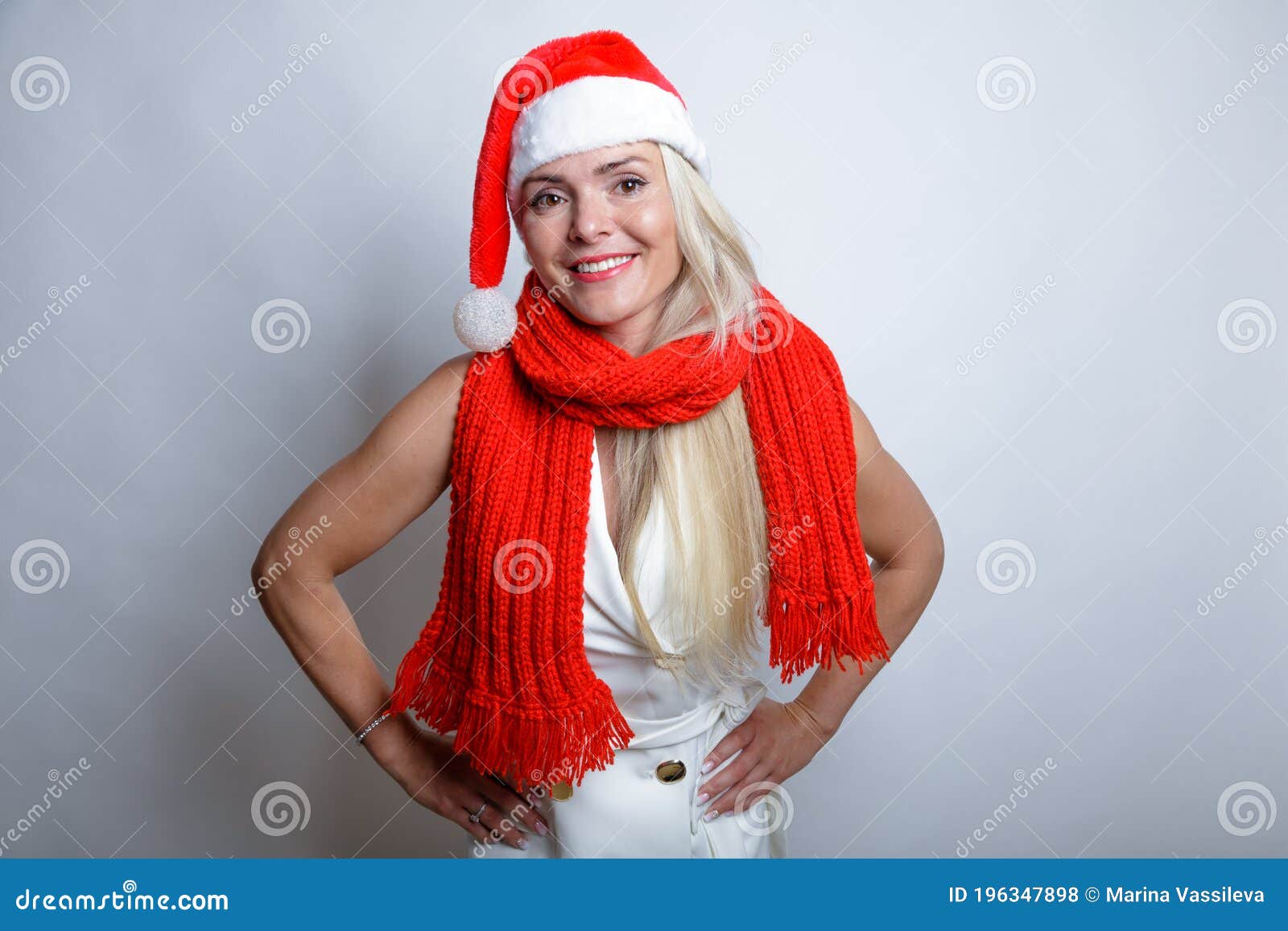 Bonita Rubia, Con Un Traje Blanco Con Una Bufanda Roja Y Un Sombrero De Santa, Posando Frente a La Cámara, Luz Del Estudio Foto de archivo - Imagen de fondo: 196347898