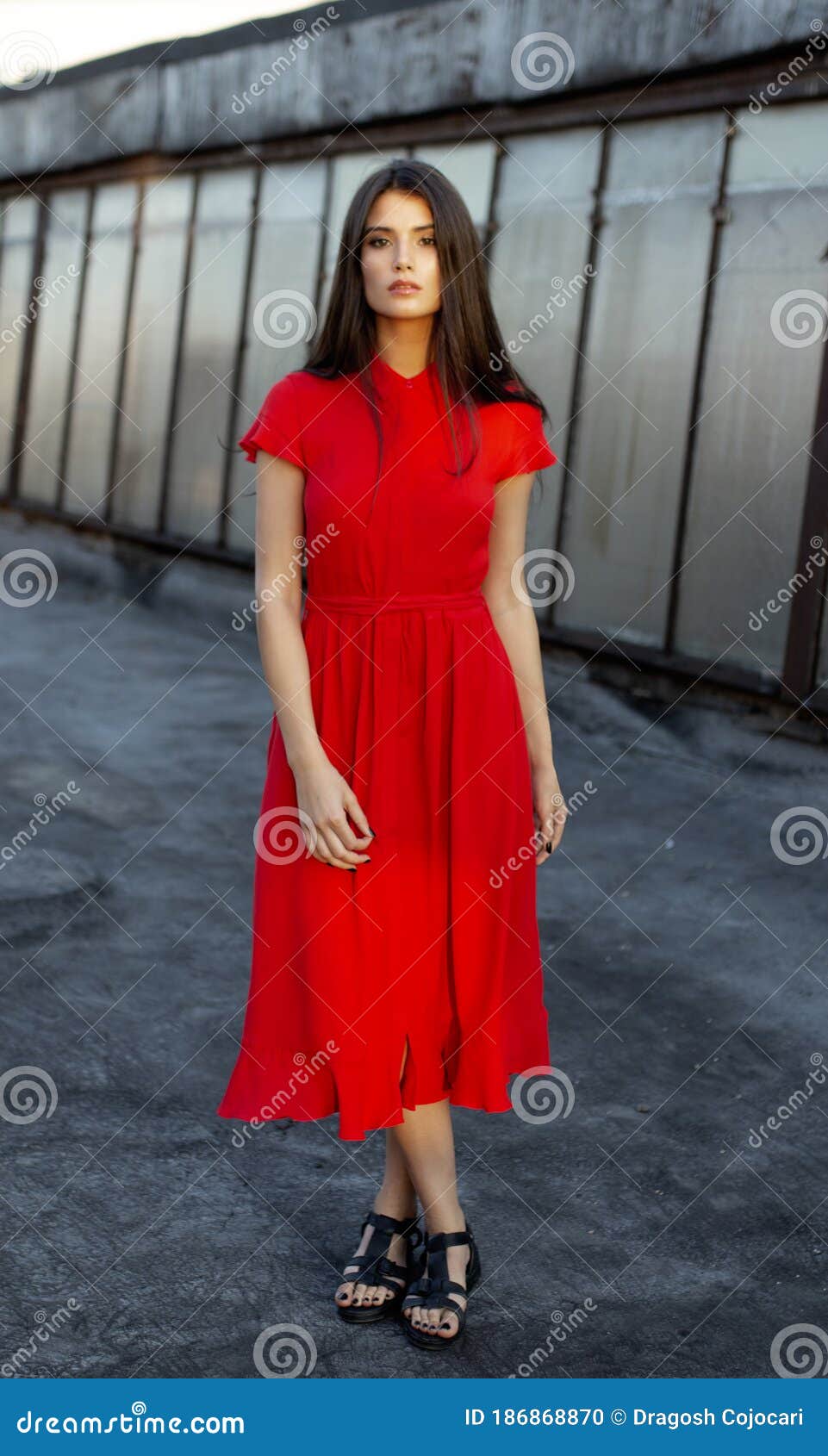 Bonita Y Chica Con Un Vestido Rojo Con El Pelo Recto Marrón La Cámara. Retrato De Longitud Completa de archivo - Imagen frontal, peinado: 186868870