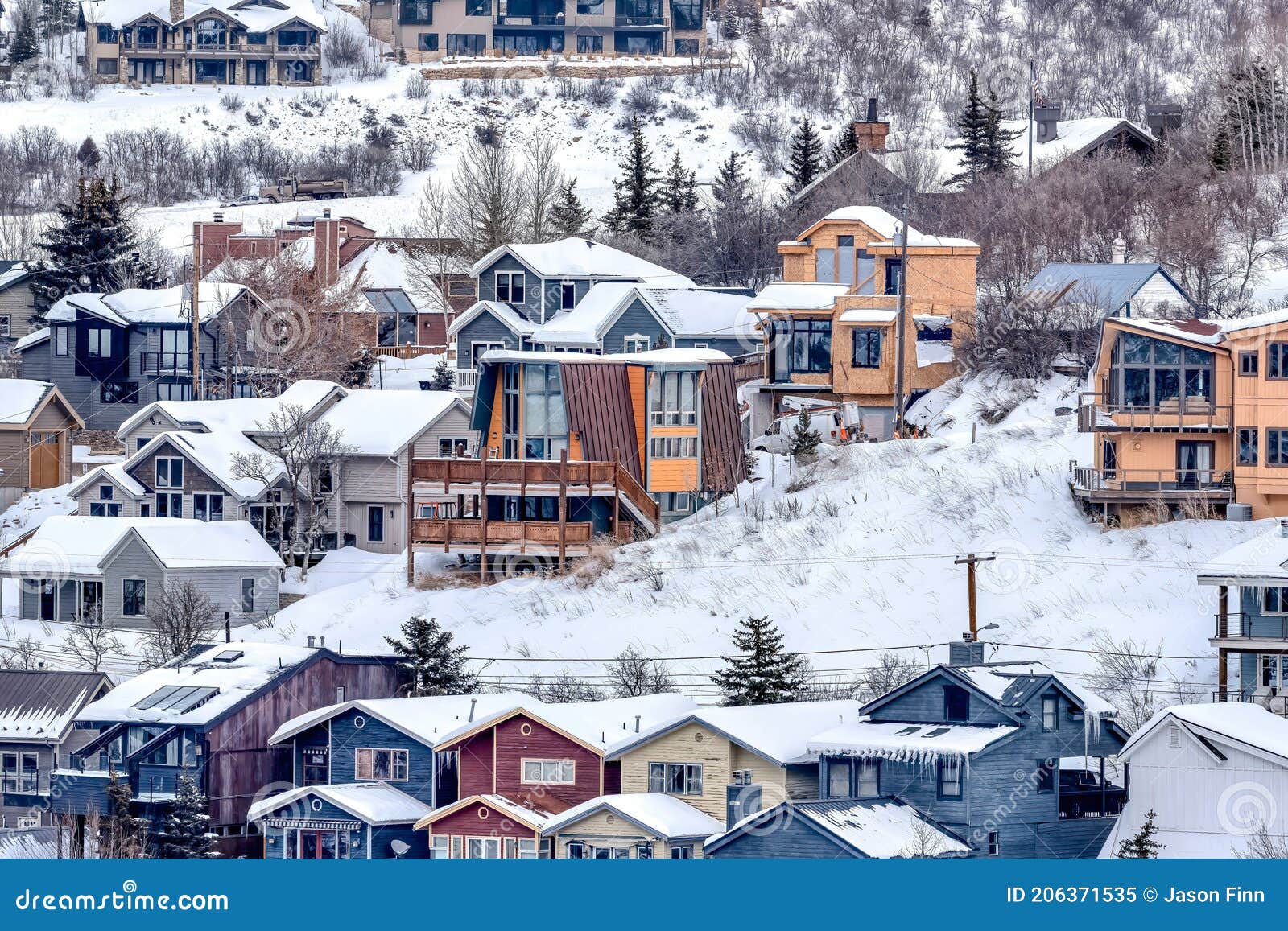 Bonitas Casas De Lujo Contra Un Paisaje De Montaña Cubierta De Nieve En  Invierno Imagen de archivo - Imagen de escénico, residencias: 206371535