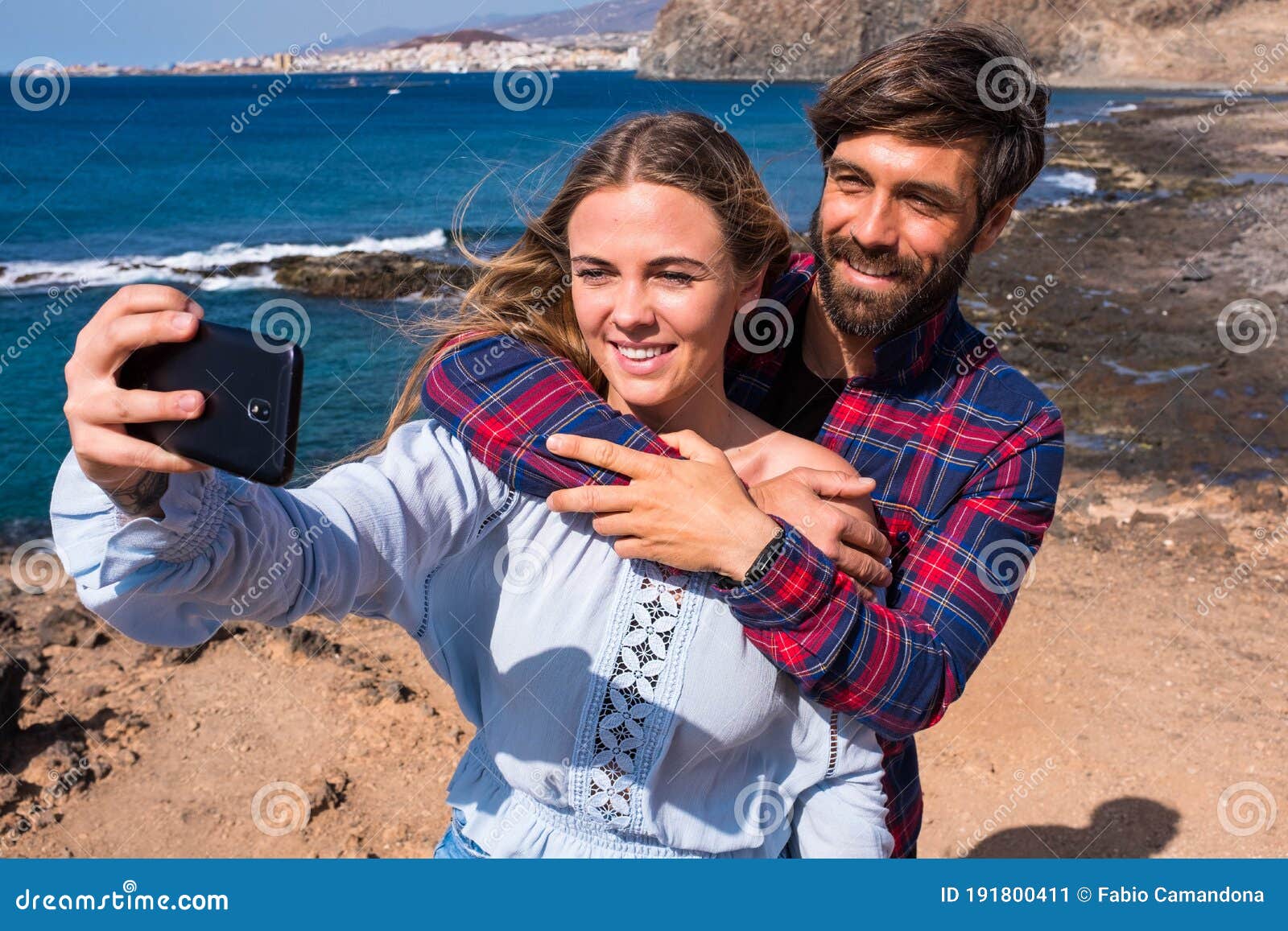 Bonitinho Casal De Adultos Fazendo Uma Selfie Juntos Na Praia Com O Mar Ao  Fundo Duas Pessoas Bonitas E Atraentes Imagem de Stock - Imagem de oceano,  cérebro: 191800411