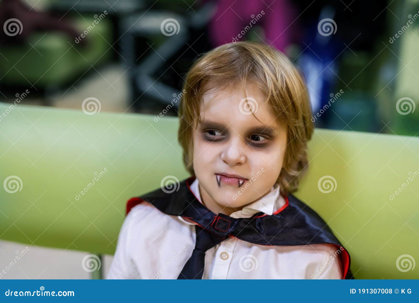 Bonitinho E Adorável Garoto Caucasiano Em Roupa De Vampiro De Dracula E  Maquiagem De Pintura Facial Sentado No Interior Das Crianç Foto de Stock -  Imagem de divertimento, monstro: 191307008