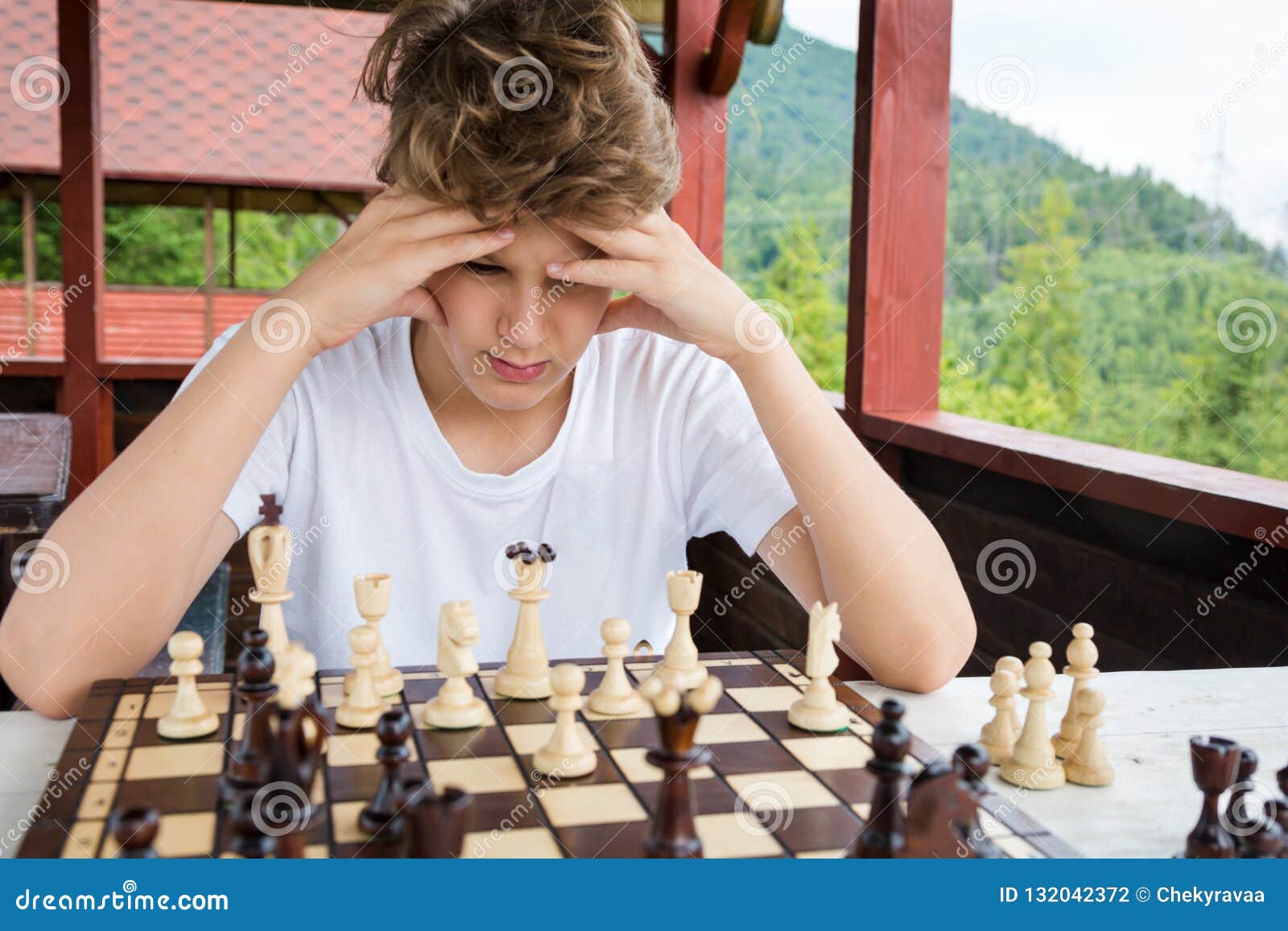 Bonito, Esperto, O Menino Na Camisa Senta-se Na Sala De Aula E Joga-se a  Xadrez No Tabuleiro De Xadrez Treinamento, Lição, Passat Foto de Stock -  Imagem de divertimento, classroom: 132042372