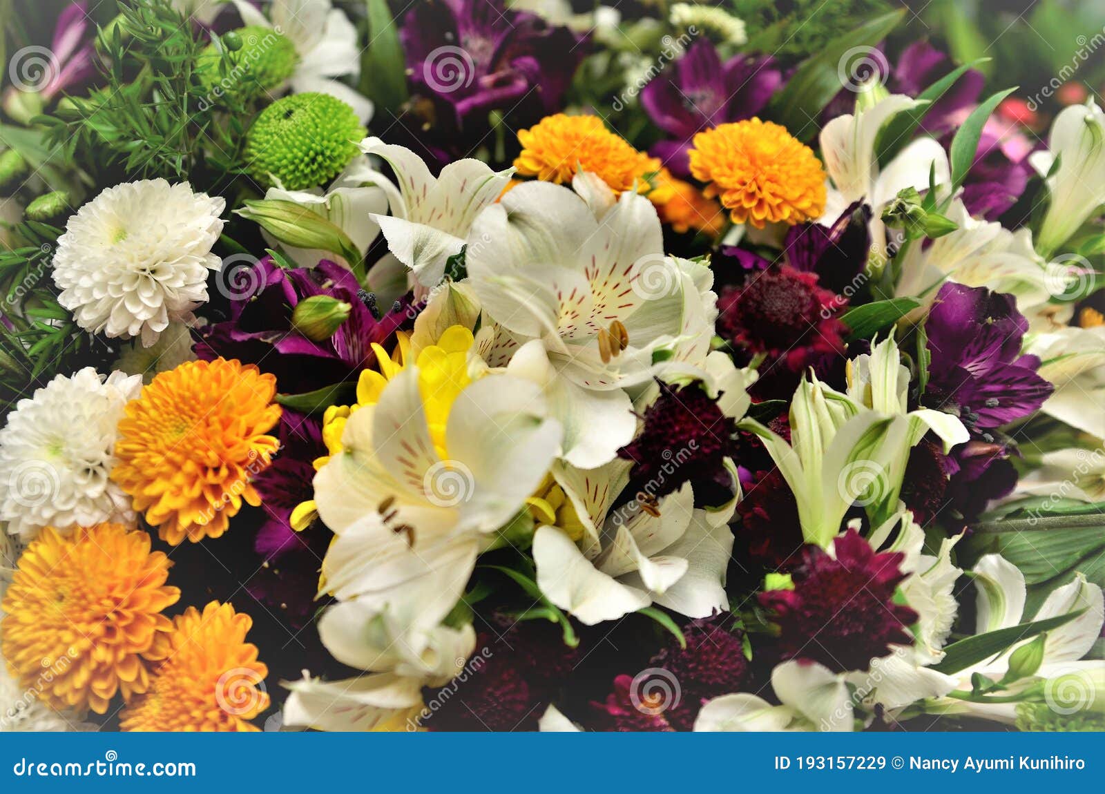 Bonito Ramo De Colores Con Astromelia Y Crisantemo Imagen de archivo -  Imagen de hecho, colorido: 193157229