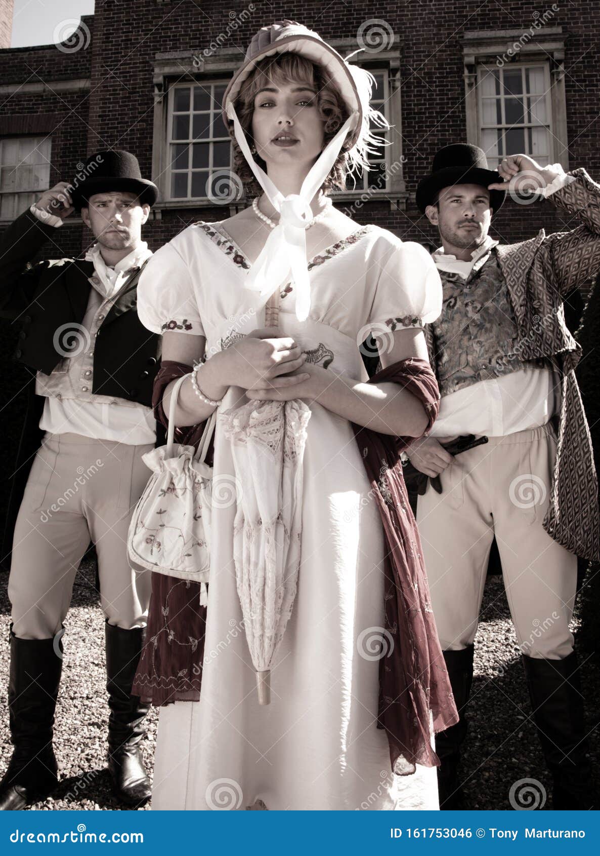 Bonito Trío De Hombres Y Una Mujer Vestidos Con Ropa Vintage Parados Frente a Una Señorial de archivo - Imagen de cubierta, amante: 161753046