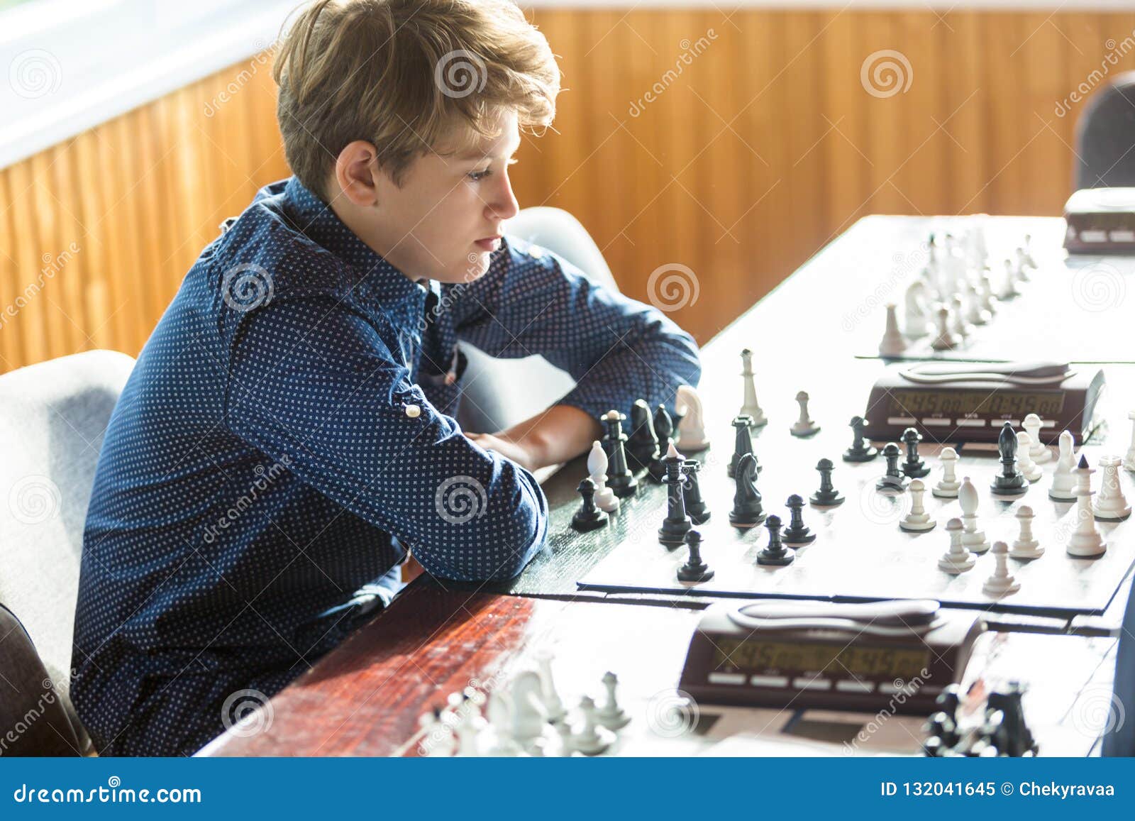 Bonito, Esperto, O Menino Na Camisa Senta-se Na Sala De Aula E Joga-se a  Xadrez No Tabuleiro De Xadrez Treinamento, Lição, Passat Foto de Stock -  Imagem de divertimento, classroom: 132042372